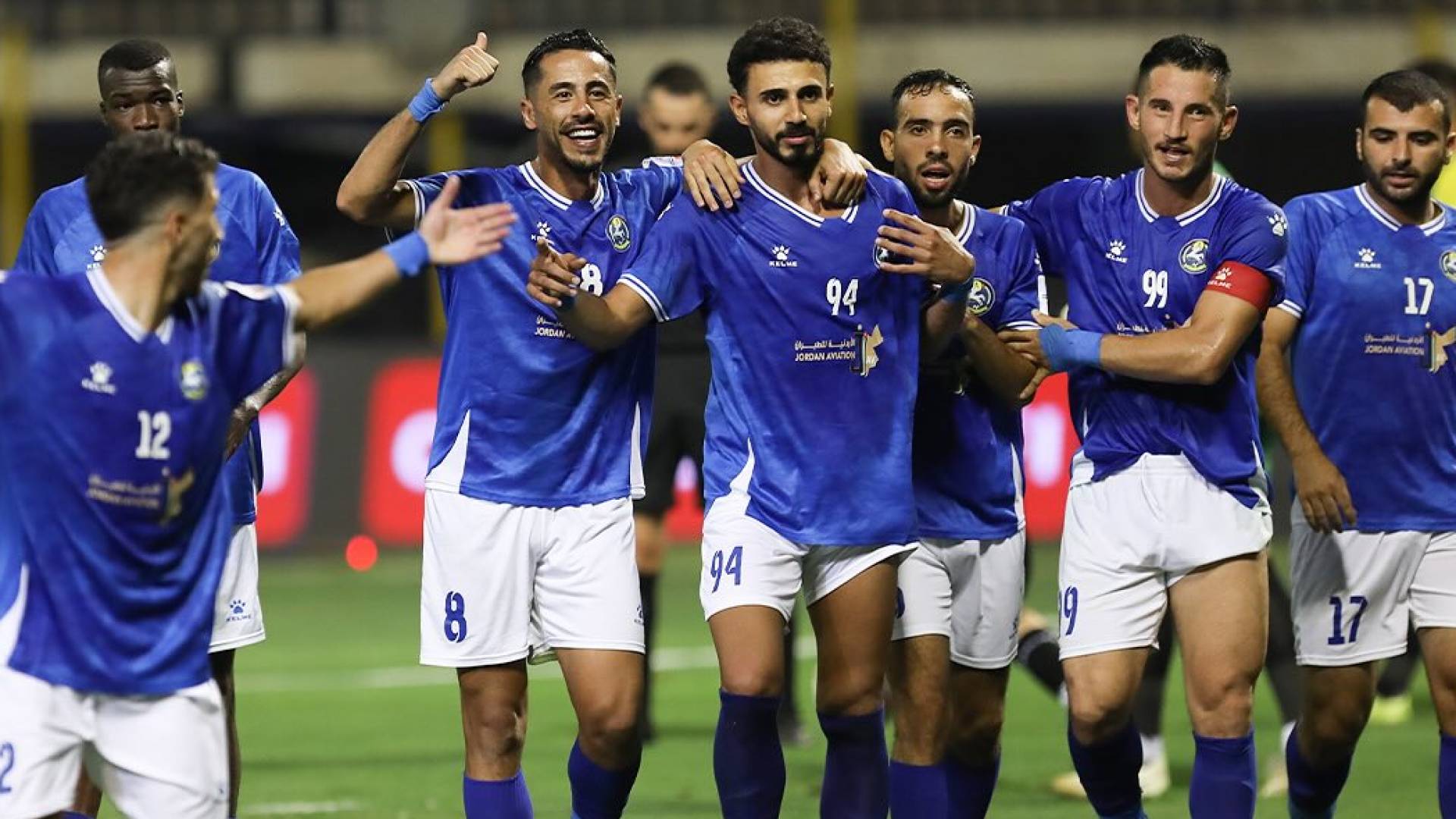 لاعبو فريق السلط يحتفلون بهدف سابق