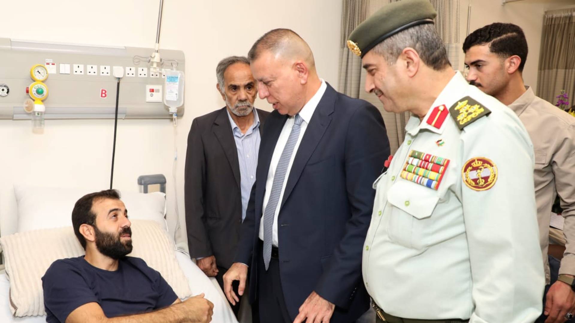 الفراية يزور مصابي مداهمة الرمثا