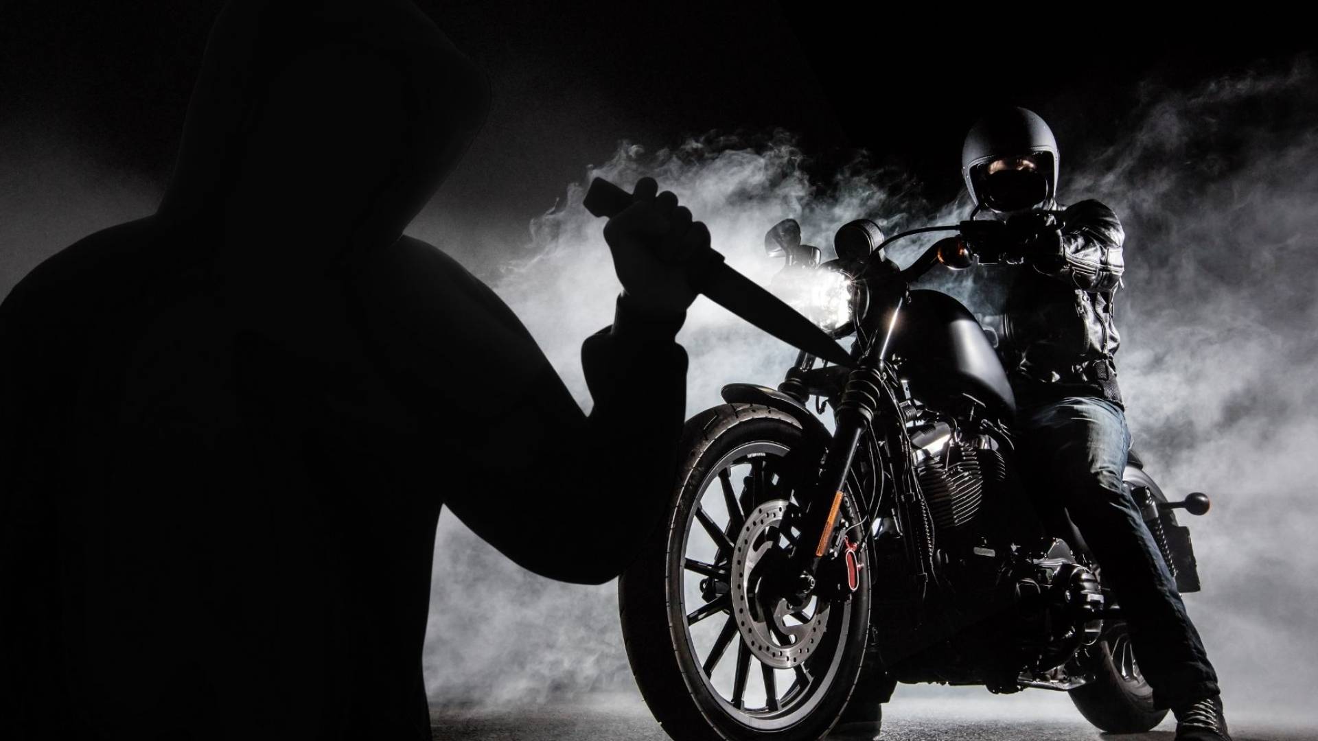 صورة تعبيرية لشخص يركب دراجة وشخص أخر يحمل سكينًا