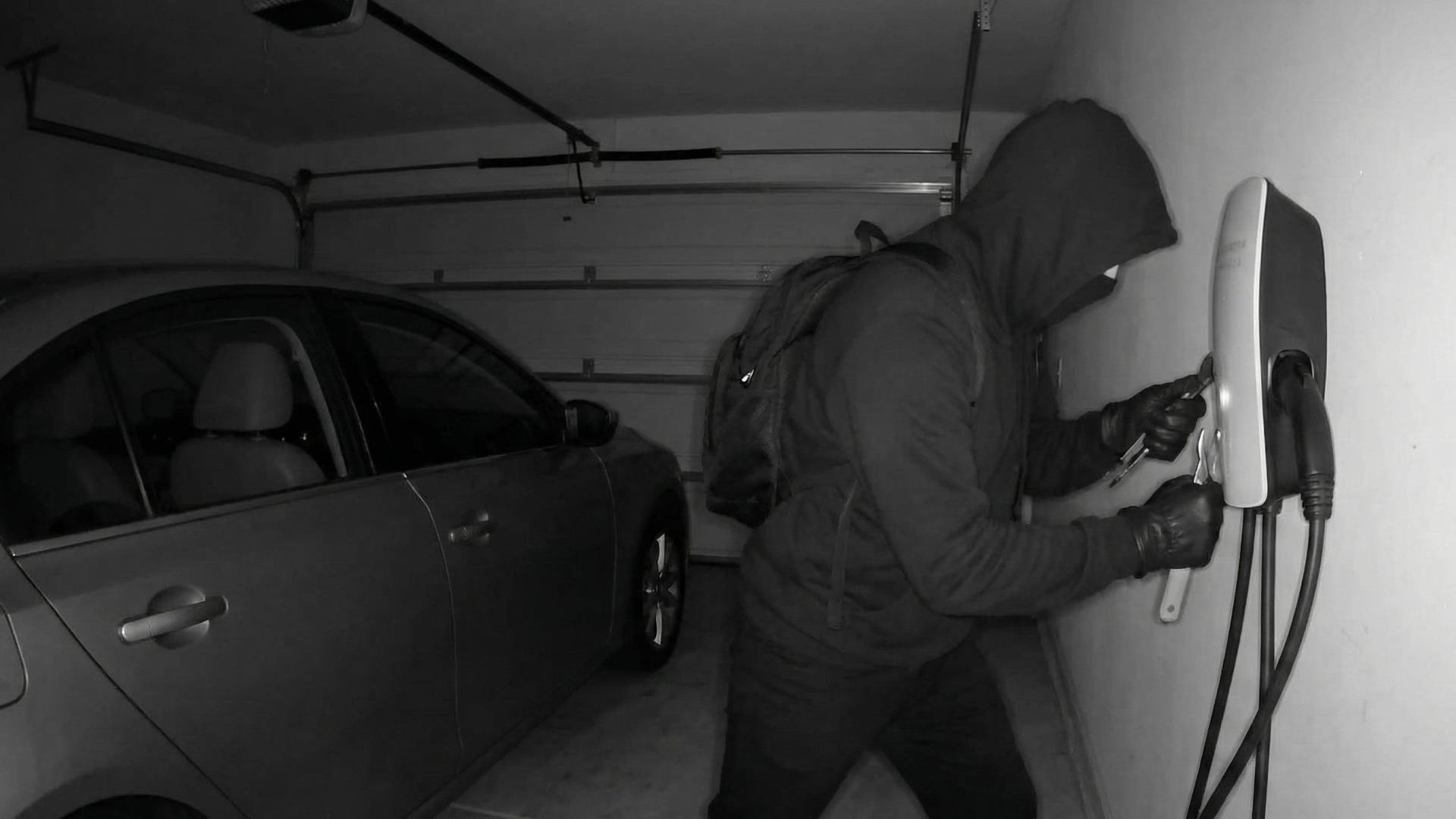 لص يسرق شواحن المركبات الكهربائية _تعبيرية