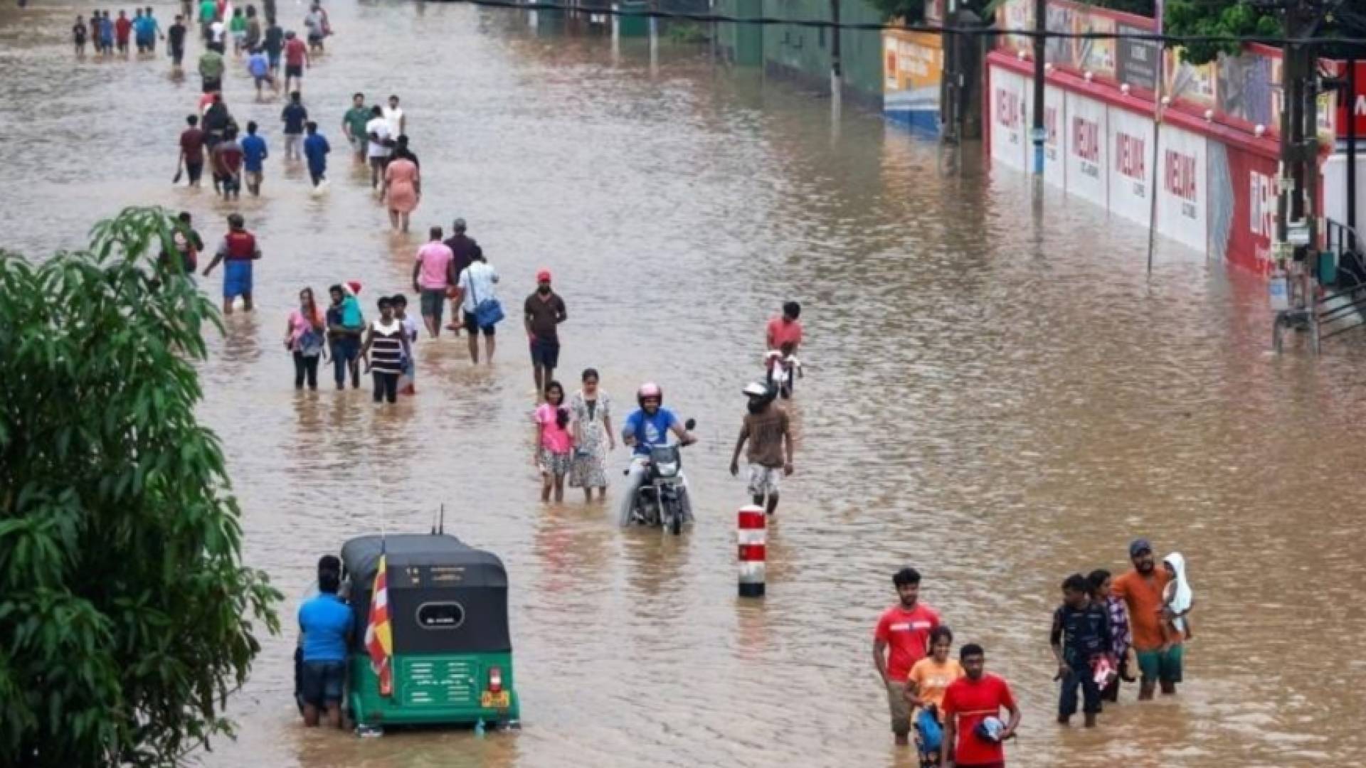 الفيضانات التي ضربت سيرلانكا