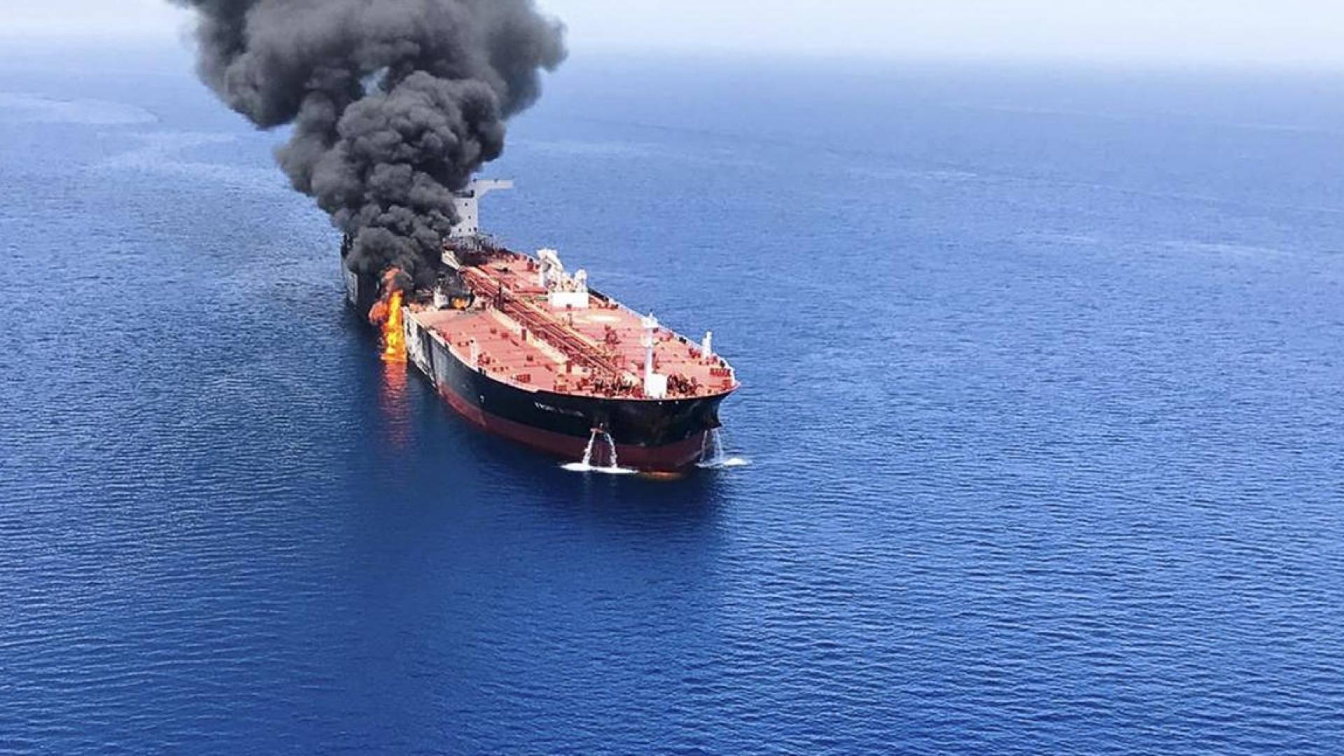 انفجار في ناقلة نفط