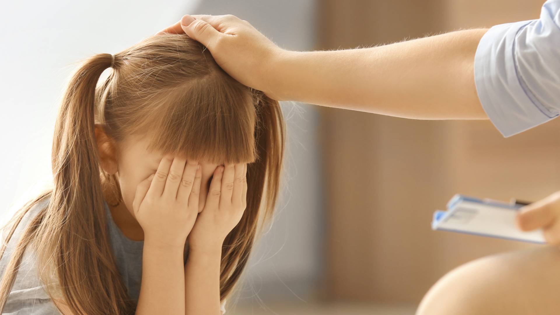 طفلة حزينة - تعبيرية