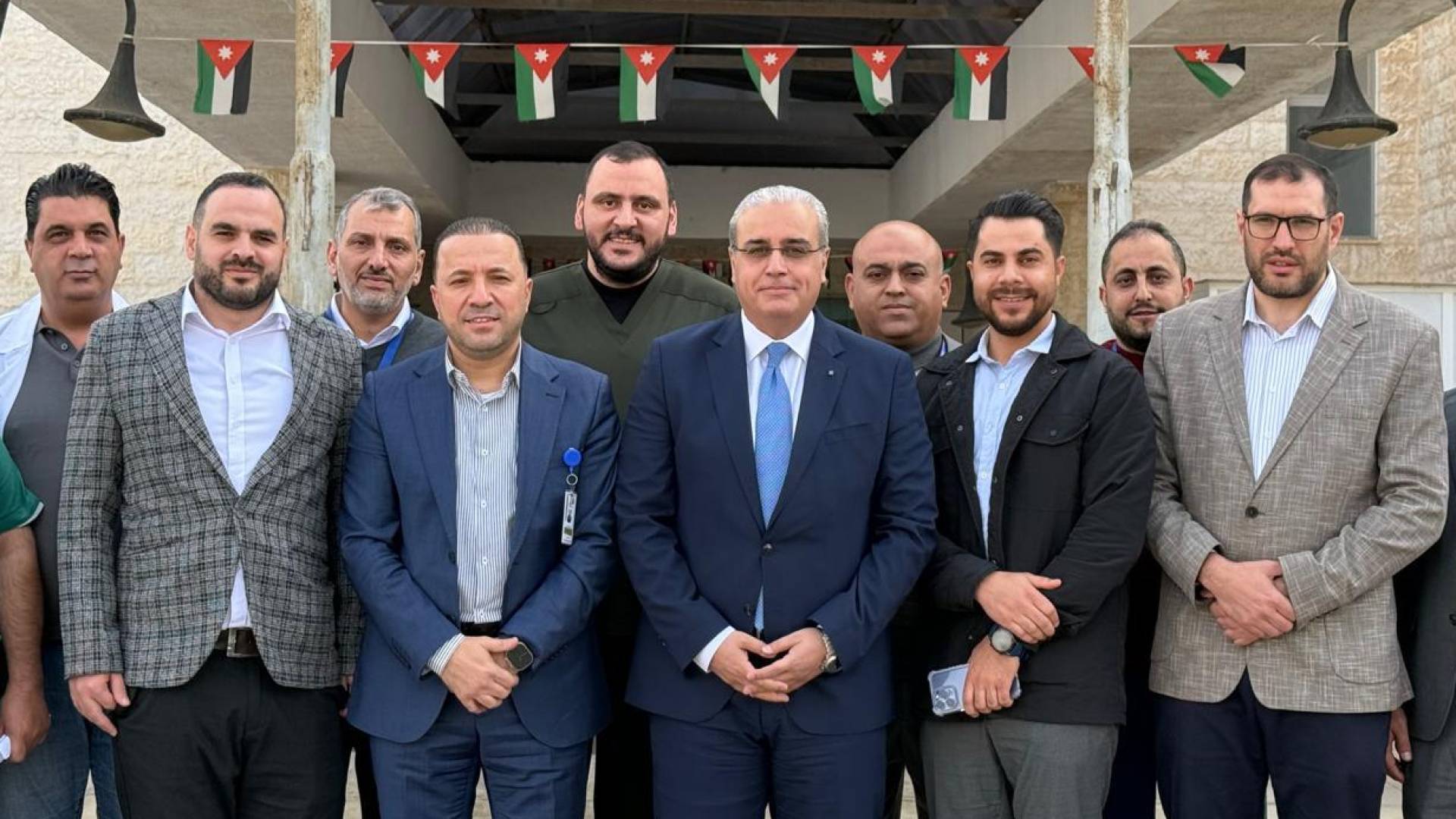 البدور يكرّم طاقم مستشفى الرمثا بعد مداهمة الرمثا