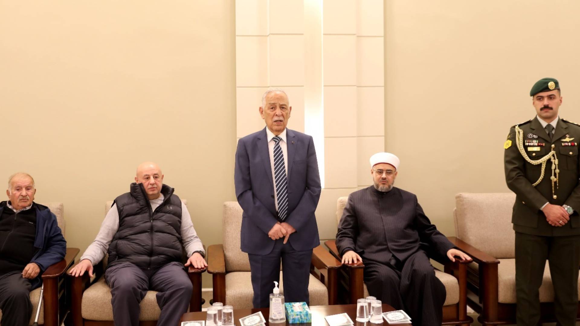 مندوبا عن الملك وولي العهد.. العيسوي يعزي عشيرة البطاينة