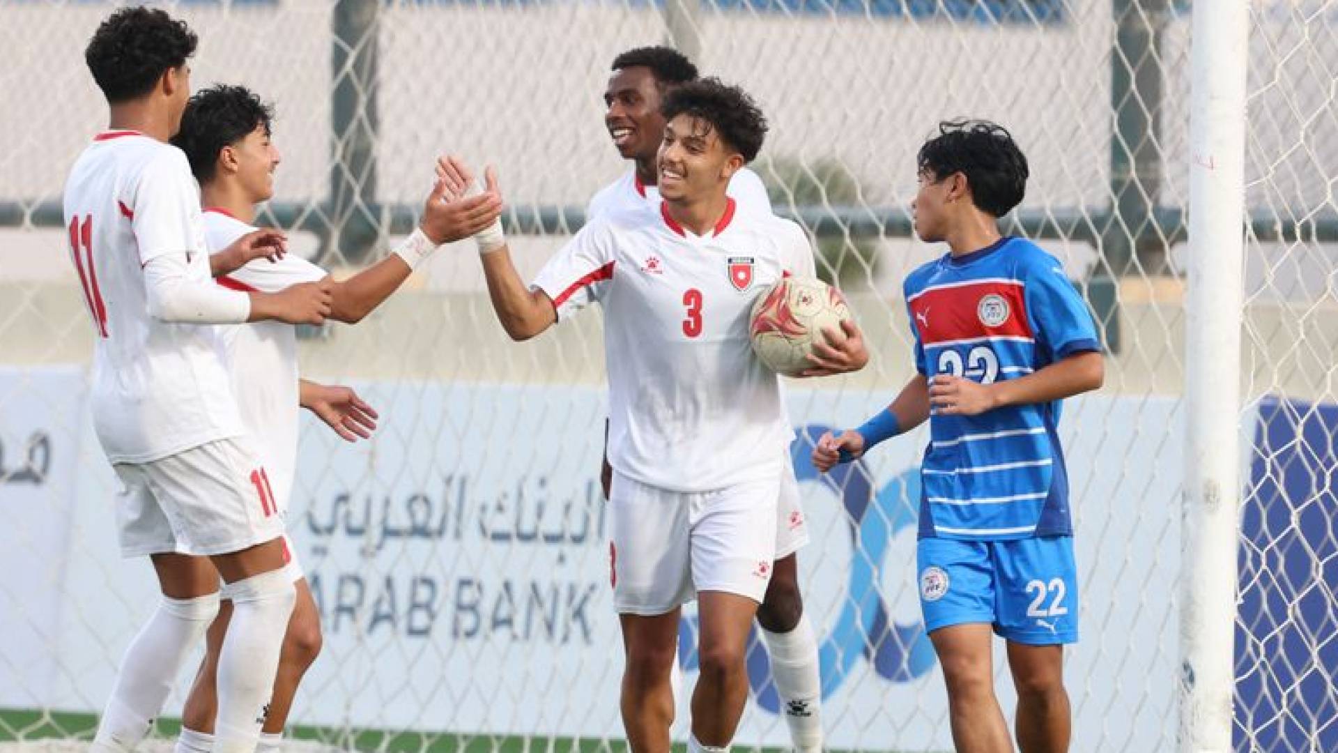 لاعبو المنتخب الوطني يحتفلون بهدف