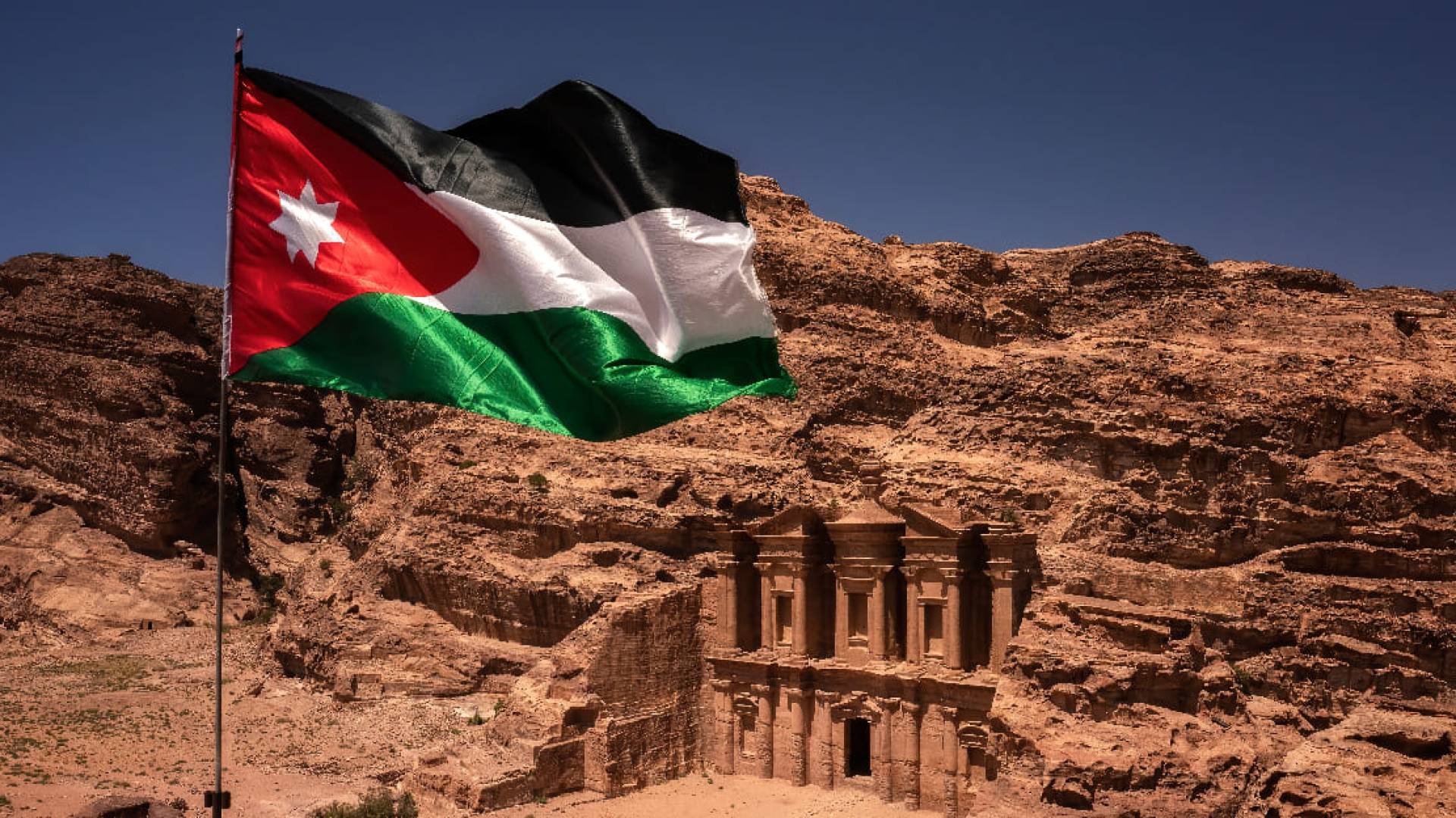مدينة البترا الأثرية مع العلم الأردني