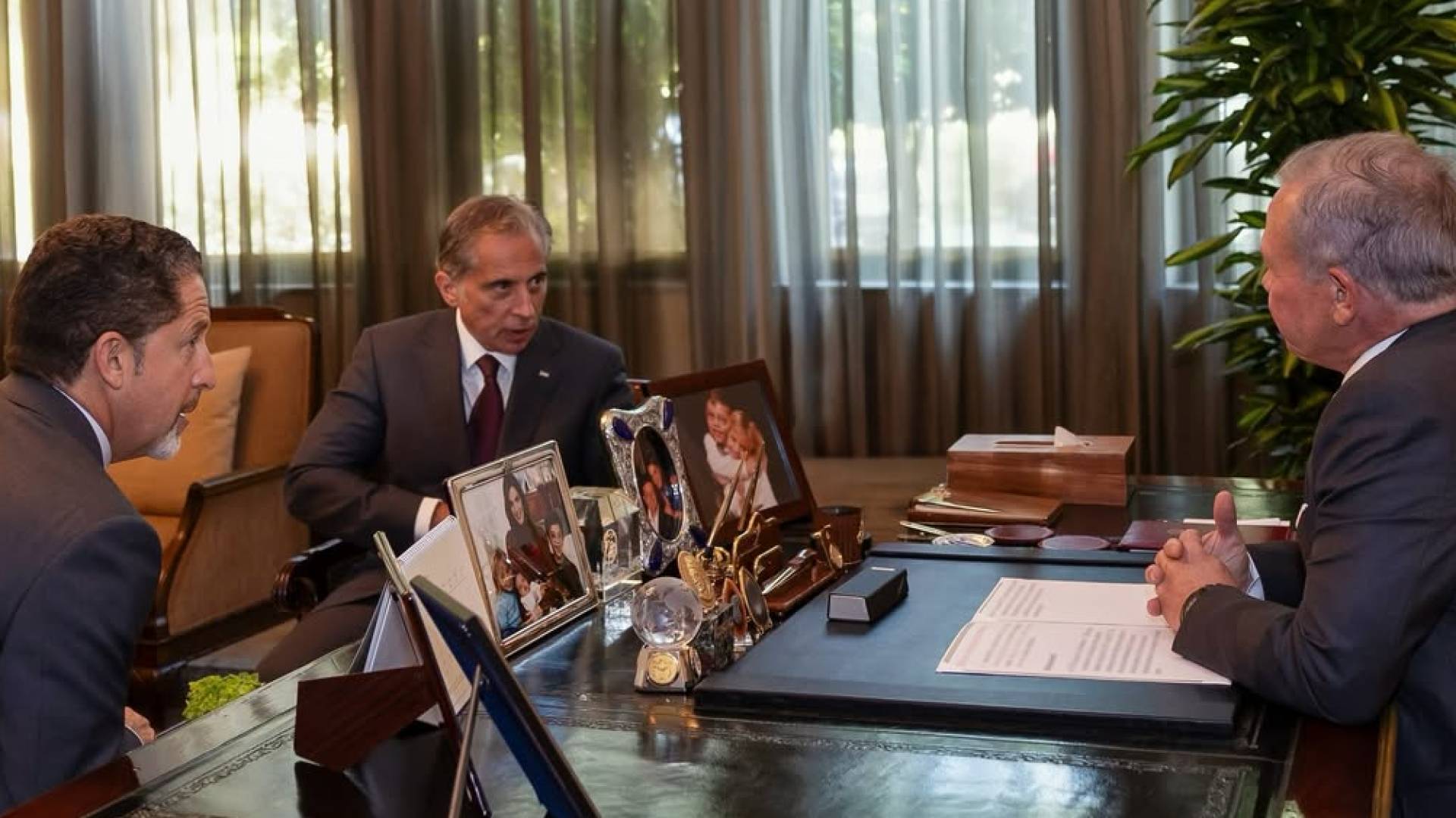 الملك عبدالله الثاني يجتمع مع رئيس الوزراء جعفر حسان