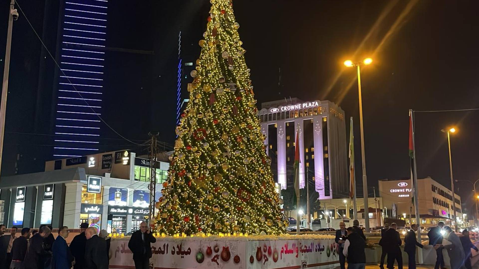 أمانة عمان تضيء شجرة الميلاد في الدوار السادس