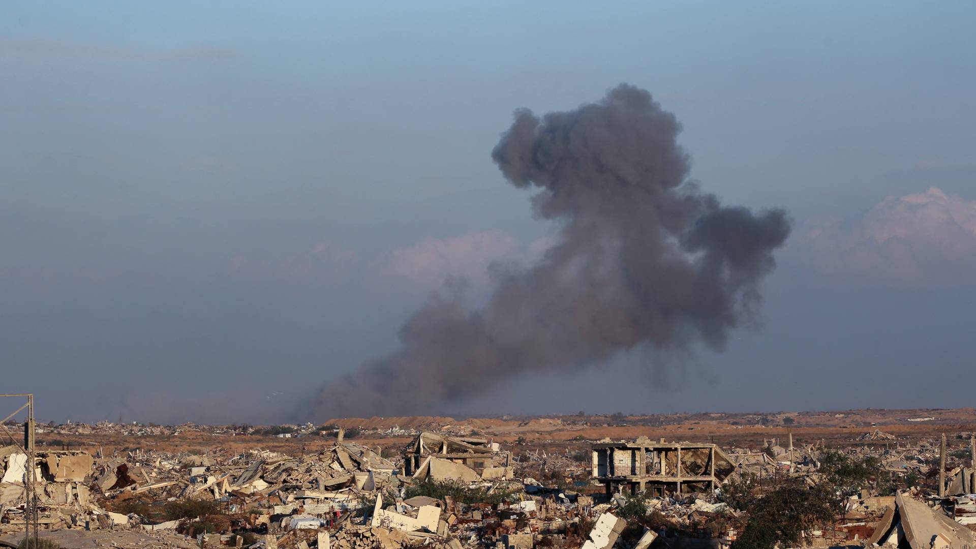 اعمدة دخان تتصاعد إثر غارات الاحتلال على قطاع غزة