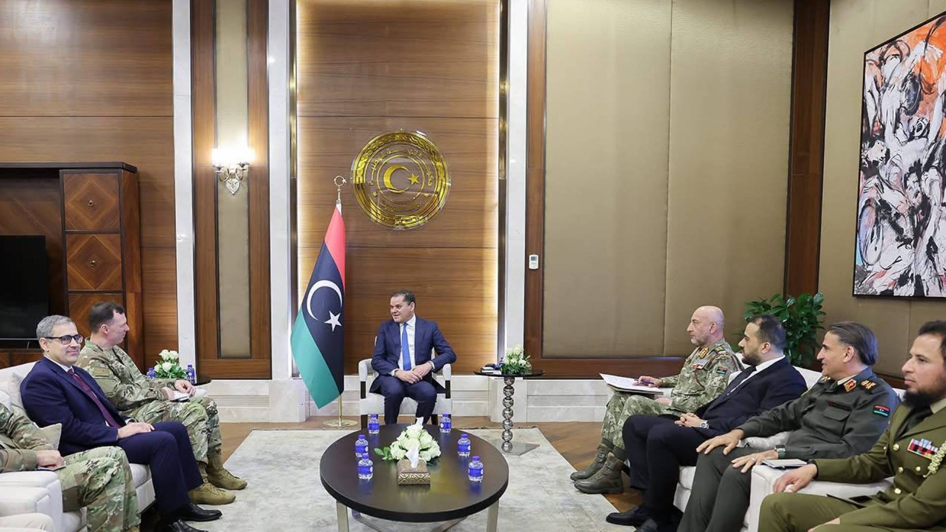 صورة تظهر في خلفية اجتماع رسمي لعبد الحميد الدبيبة مع قائد القيادة الأمريكية