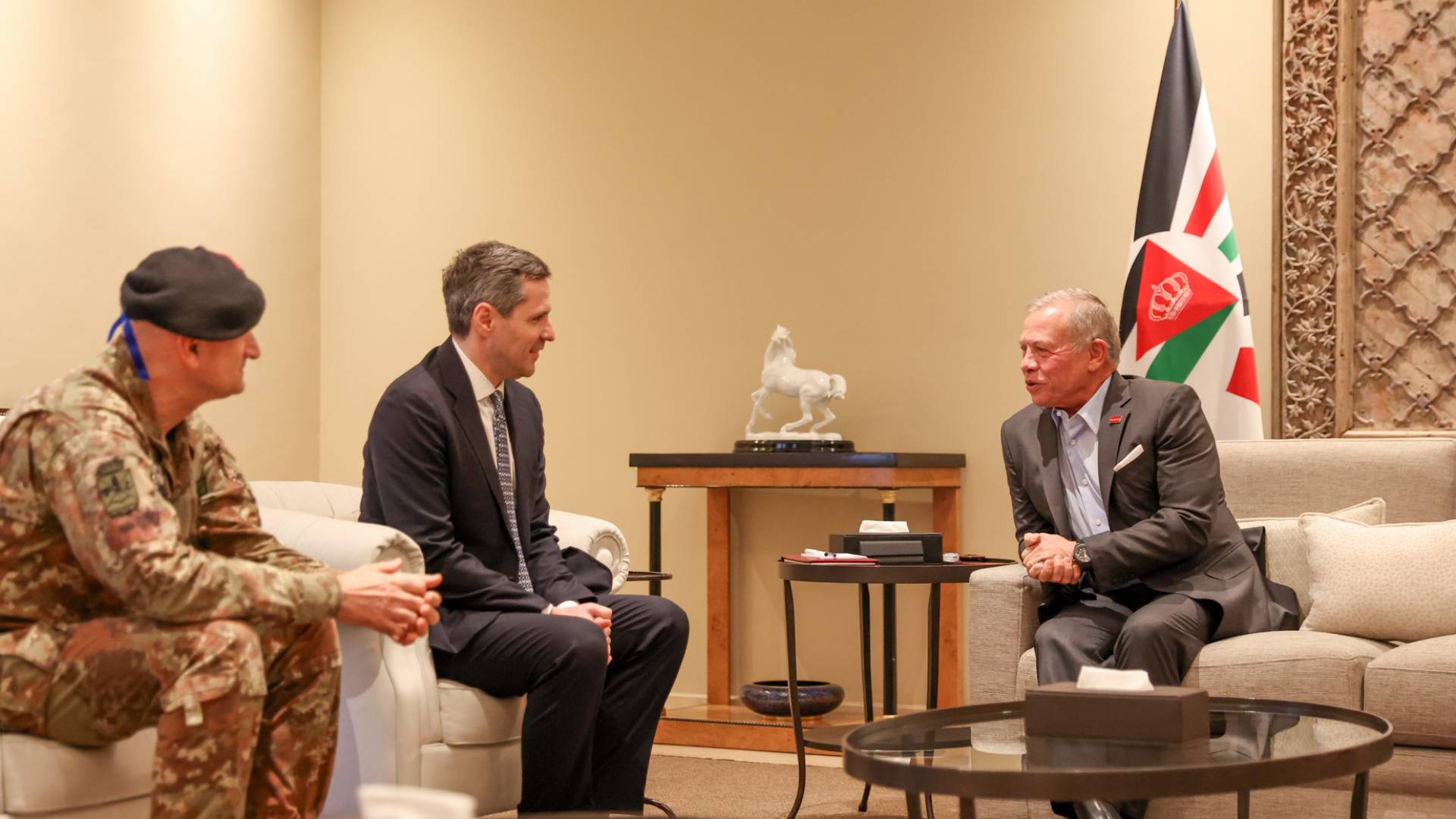 الملك يستقبل وكيل وزارة الدفاع الإيطالية ورئيس أركان القوات الإيطالية