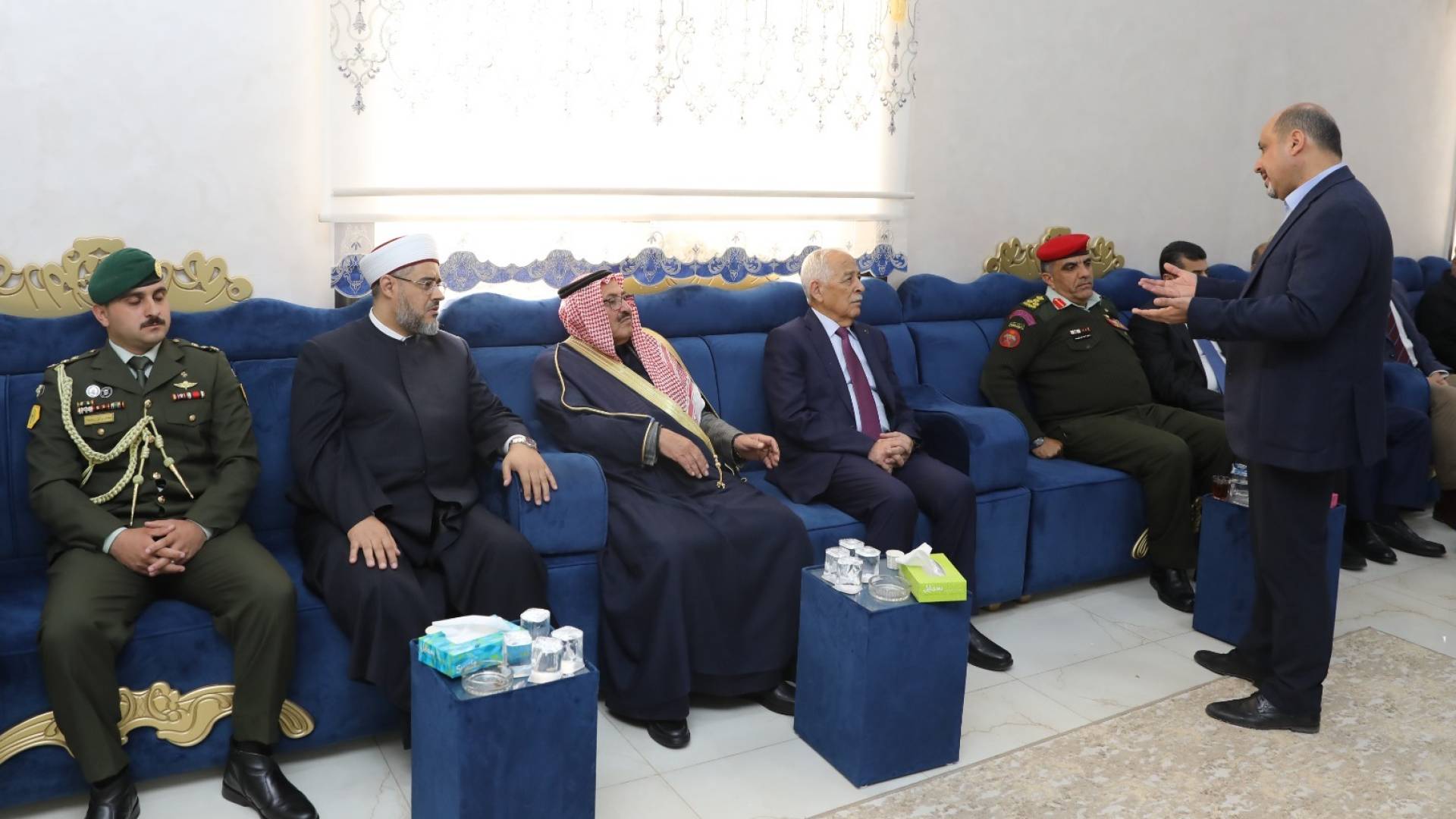 رئيس الديوان الملكي الهاشمي يوسف العيسوي يقدم واجب العزاء إلى عشيرة الخريشا