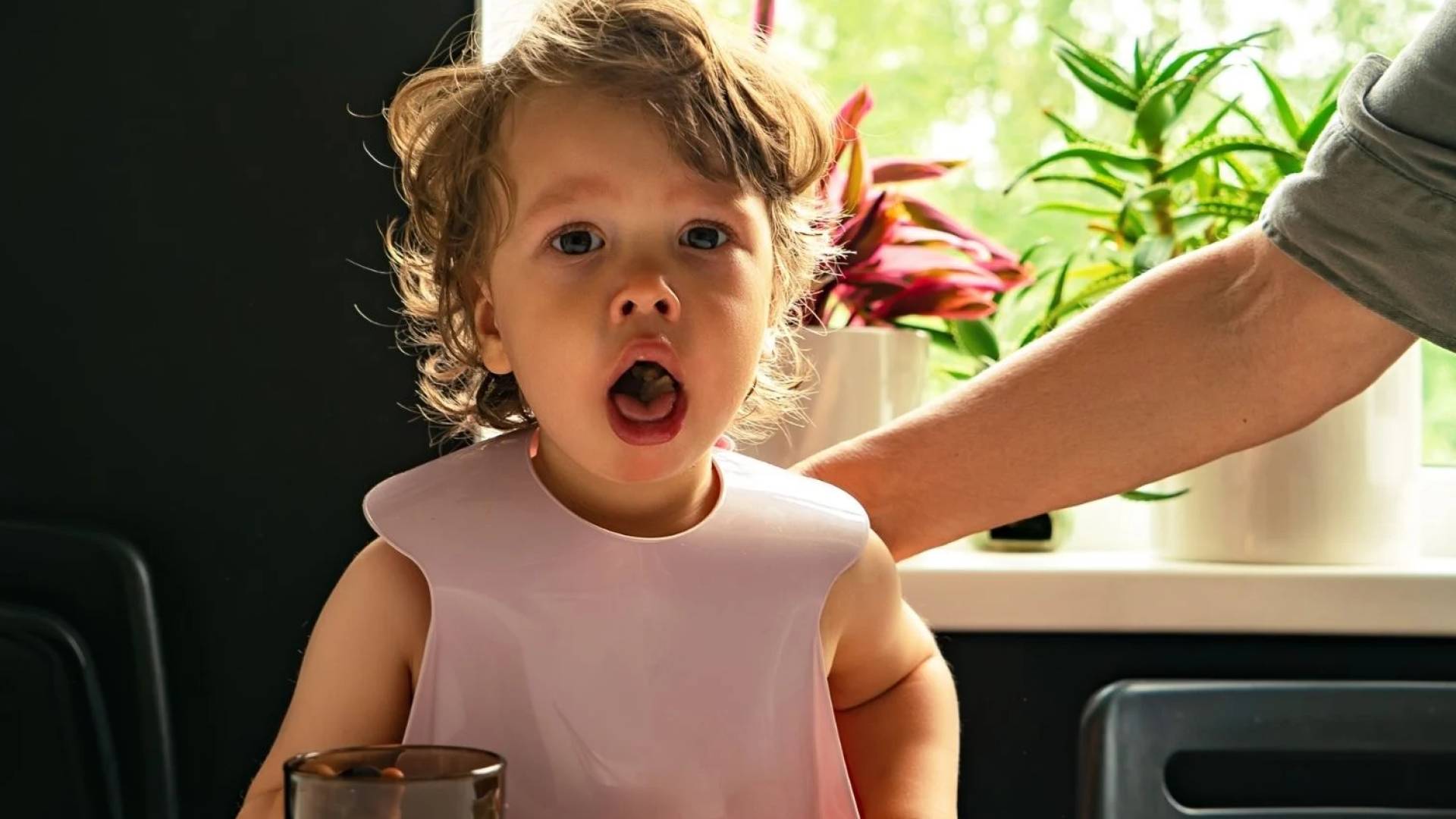 طفل مختنق تعبيرية