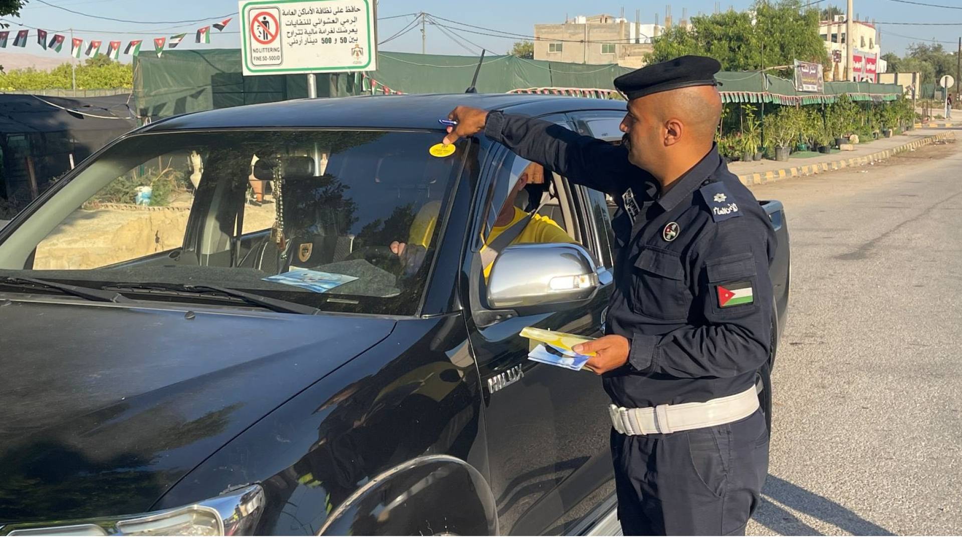 رجل سير خلال الحملة الأمنية الشتوية - أرشيفية