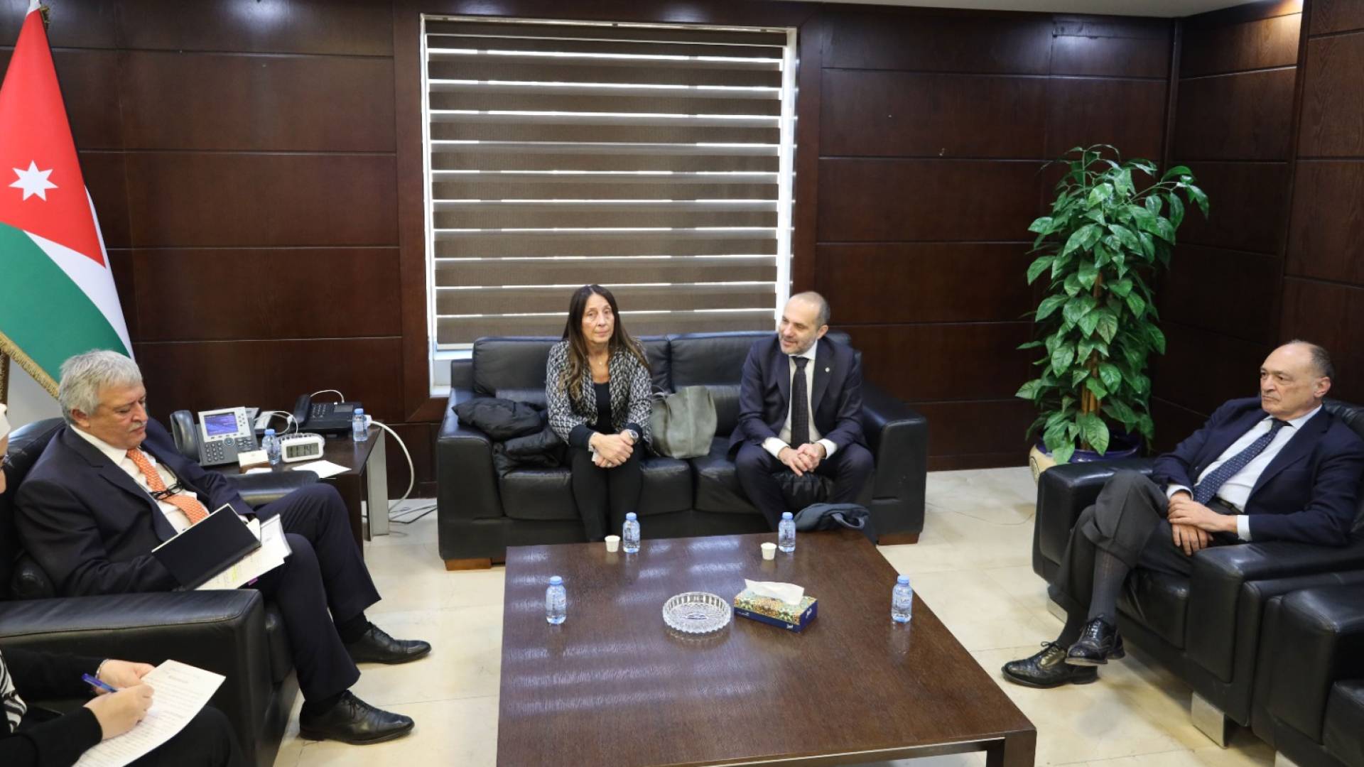 خلال لقاء الوزير مع السفير الايطالي