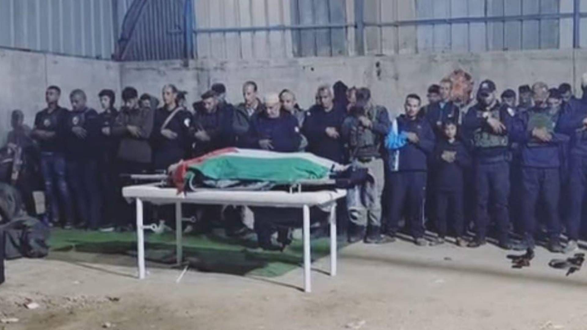 ميليشيا "القوات الشعبية" تؤدي صلاة الجنازة على قائدها ياسر أبو شباب