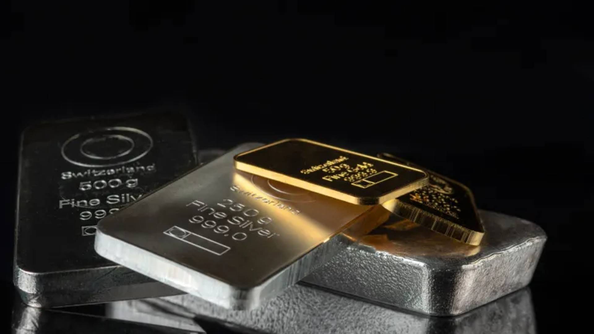 الفضة تحلق: ارتفاع العقود الآجلة إلى 57.987 دولار للأونصة