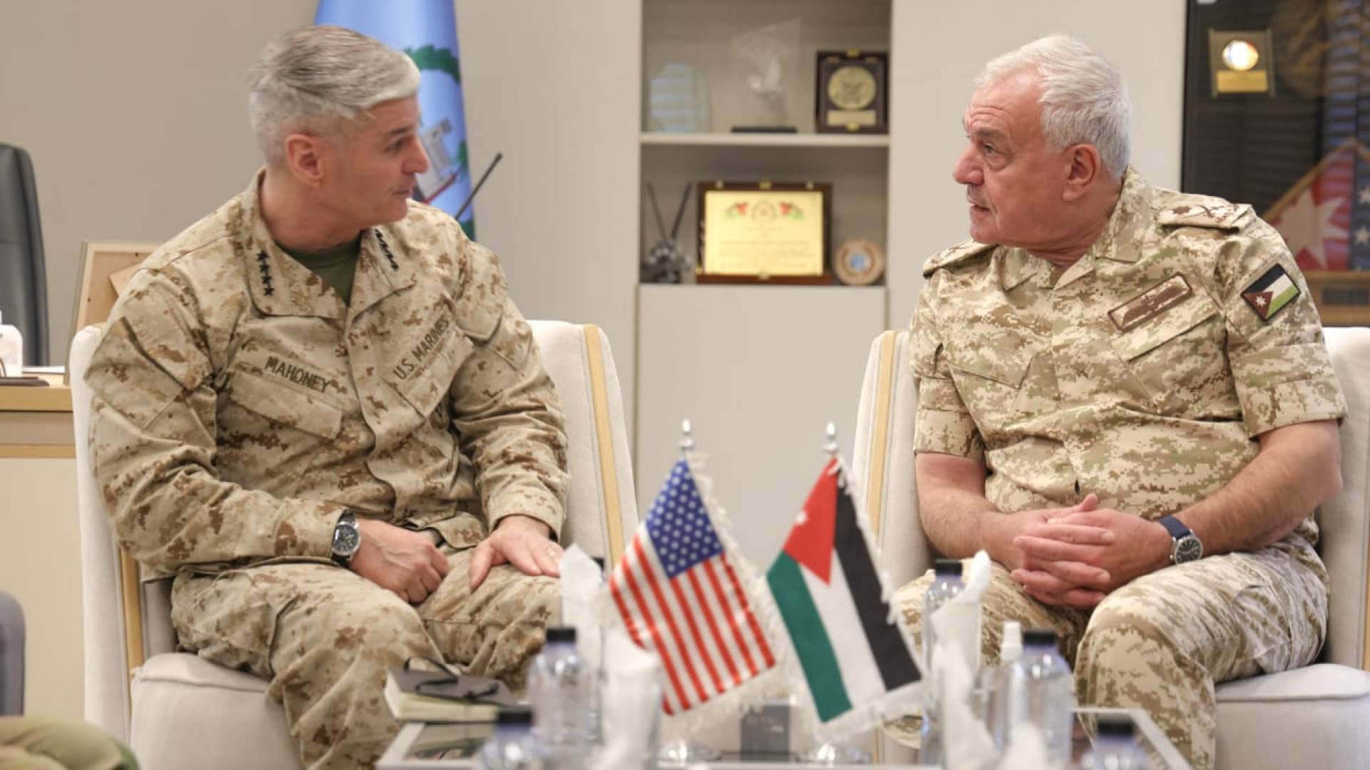 رَئِيسُ هَيْئَةِ الْأَرْكَانِ الْمُشْتَرَكَةِ اللِّوَاءُ الرُّكْنُ يُوسُفُ أَحْمَدُ الْحُنَيْطِيُّ و نَائِبَ رَئِيسِ هَيْئَةِ الْأَرْكَانِ  الْأَمِيرِكِيَّةِ الْفَرِيقَ أَوَّلَ كْرِيسْتُوفَر مَاهُونِي