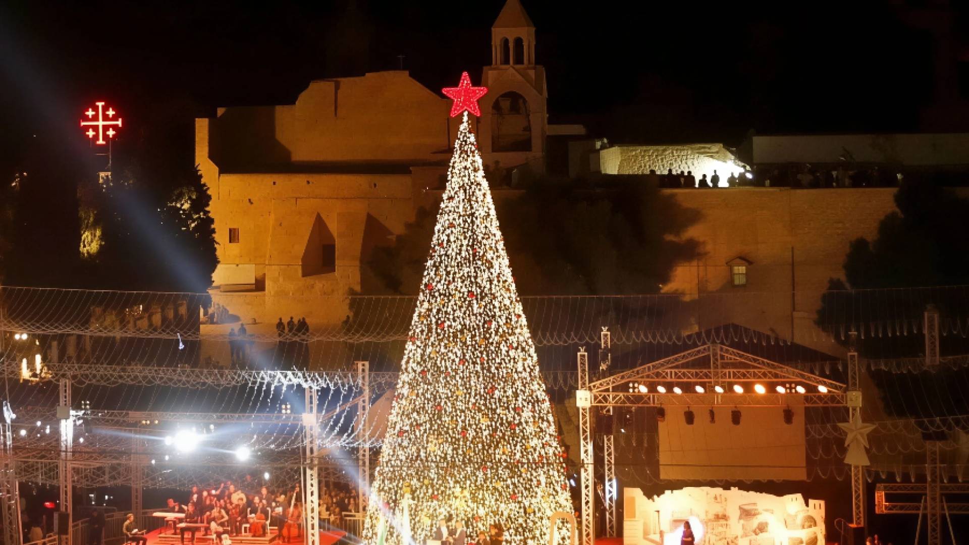 اضاءة شجرة عيد الميلاد في بيت لحم