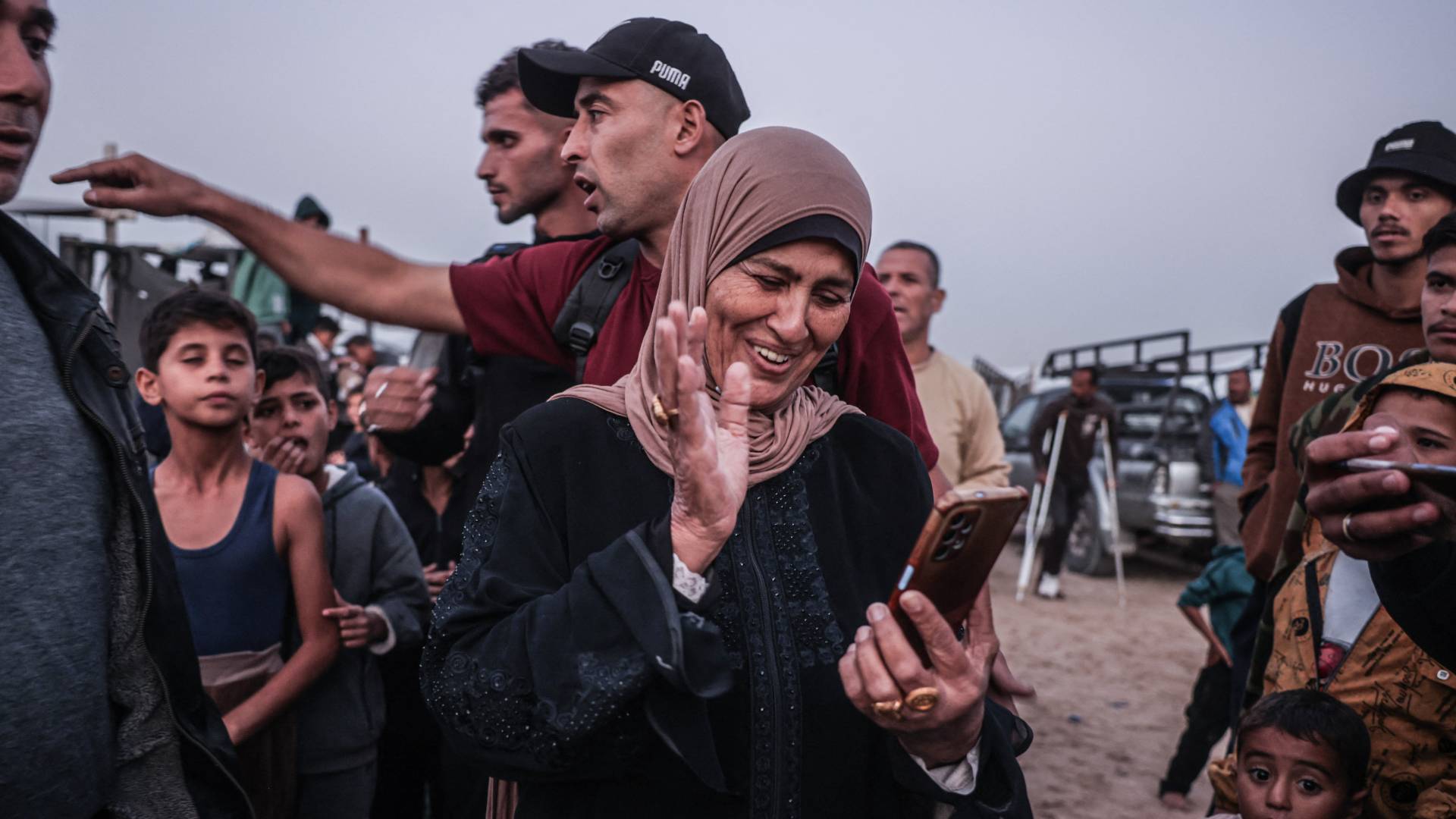 هدى أبو جزر تجري مكالمة فيديو مع ابنهاقائد المنتخب الفلسطيني لكرة القدم إيهاب أبو جزر