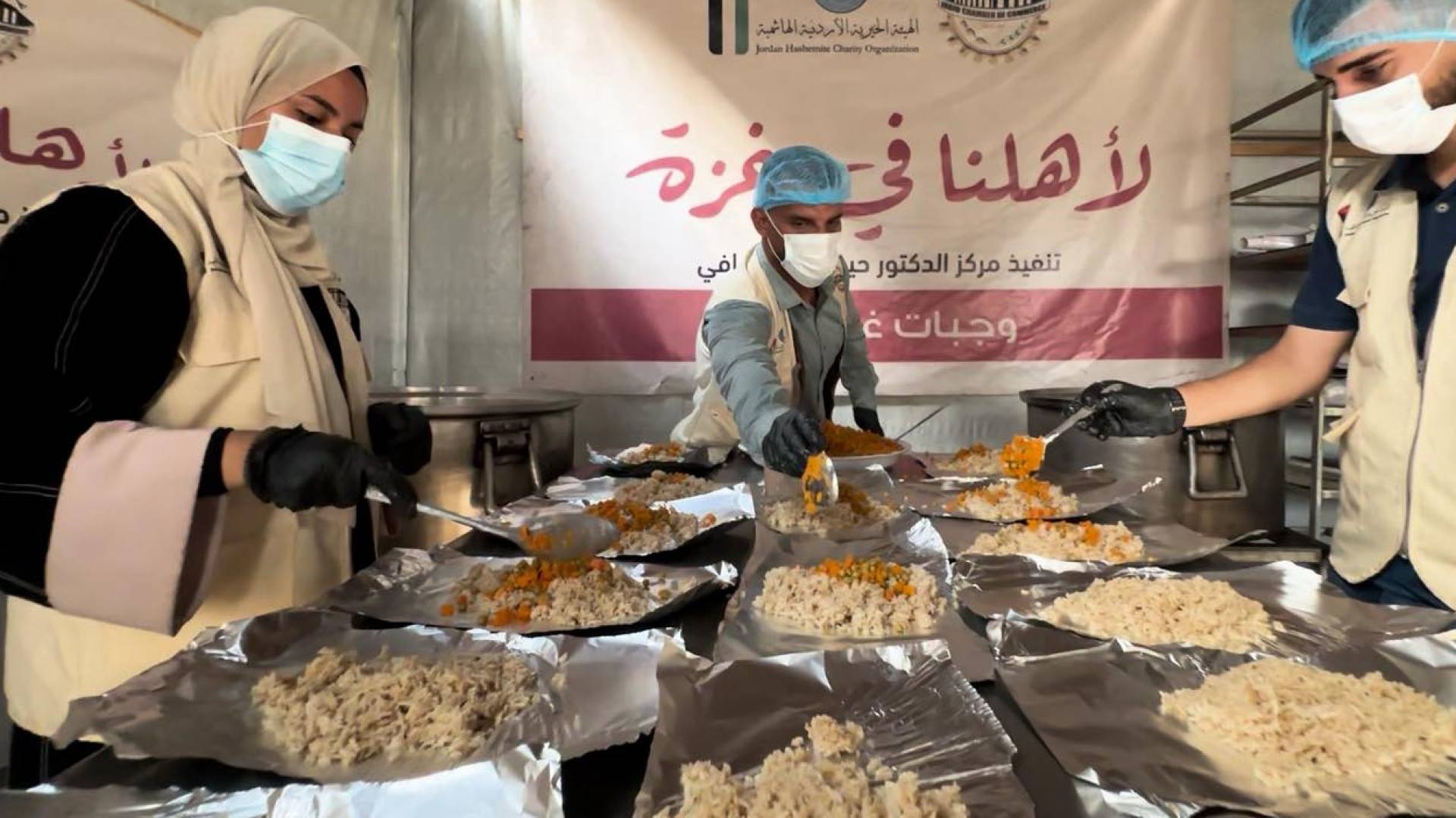 الهيئة الخيرية الهاشمية تواصل توزيع الوجبات الغذائية في غزة - في غزة