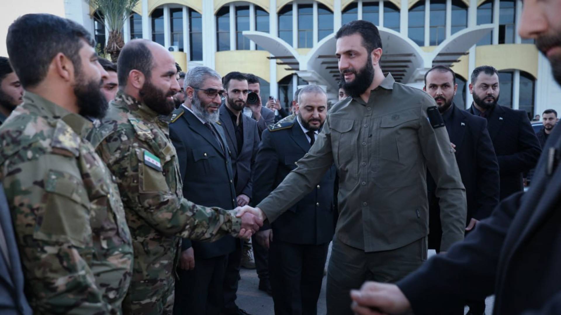 الشرع يزور المعرض العسكري السوري ويكرم قادة معركة التحرير