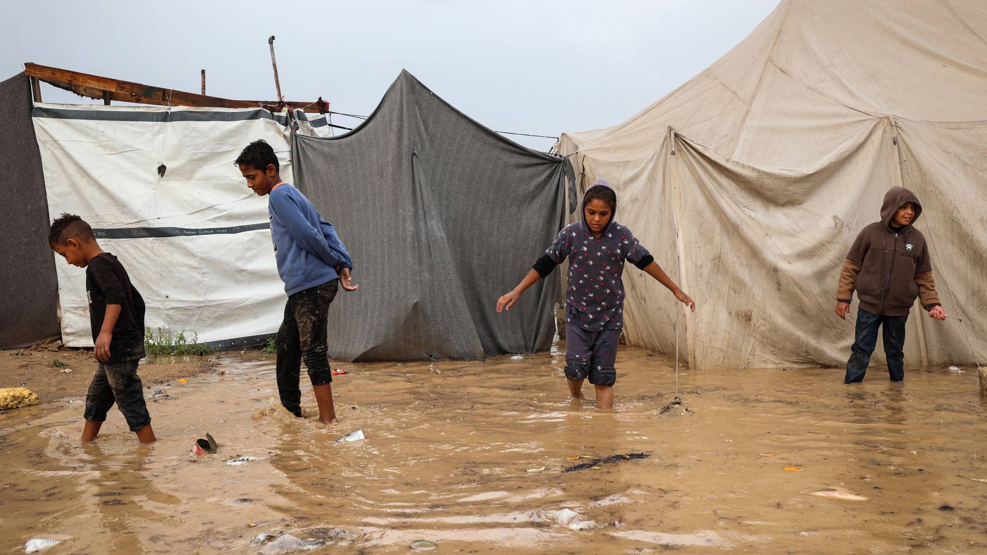 الأمطار تغمر خيام النازحين في غزة