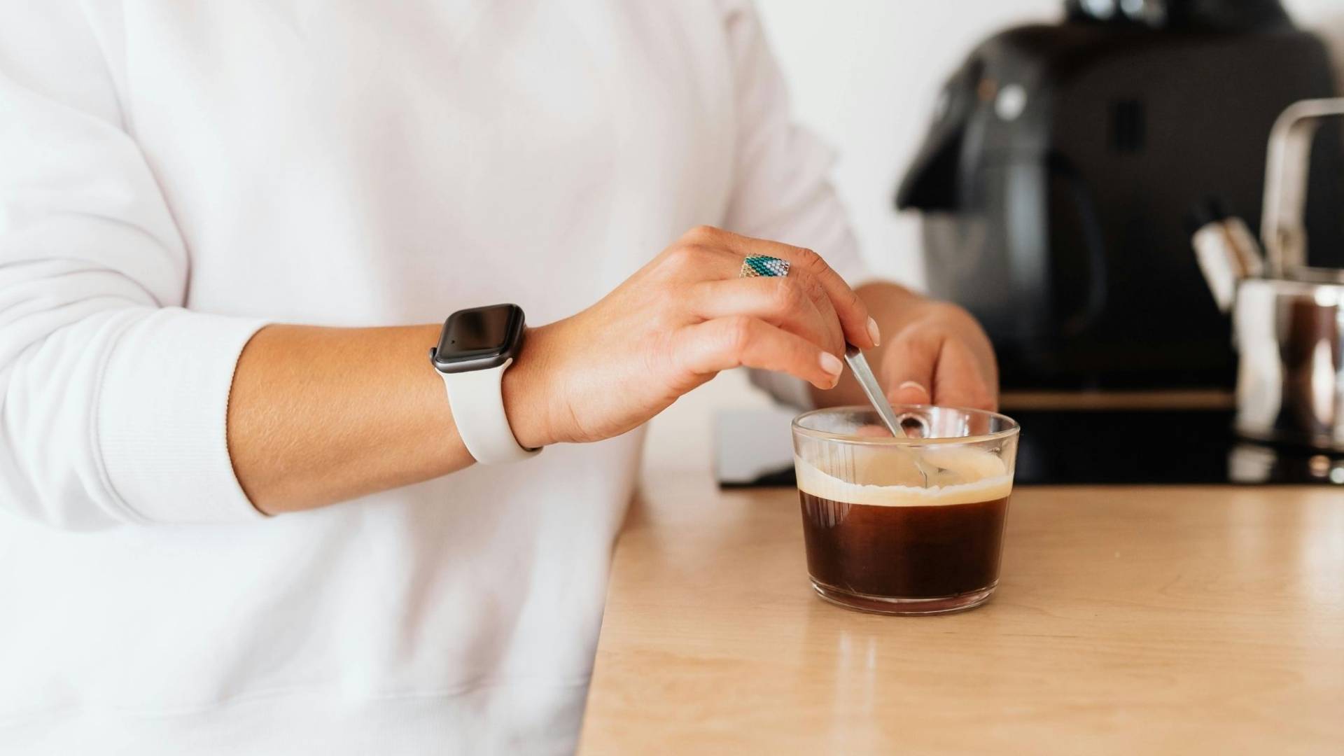 شخص يحضر القهوة-تعبيرية