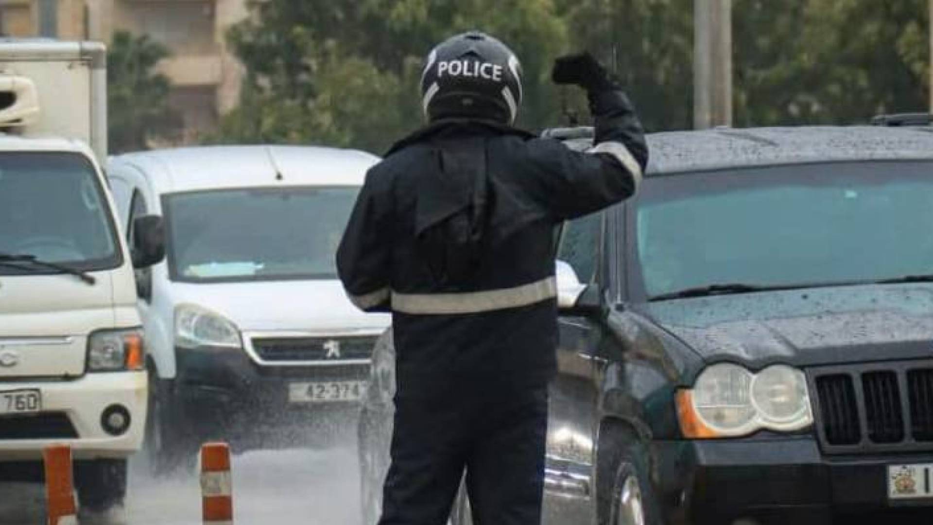 شرطي سير في الشتاء أثناء عمله