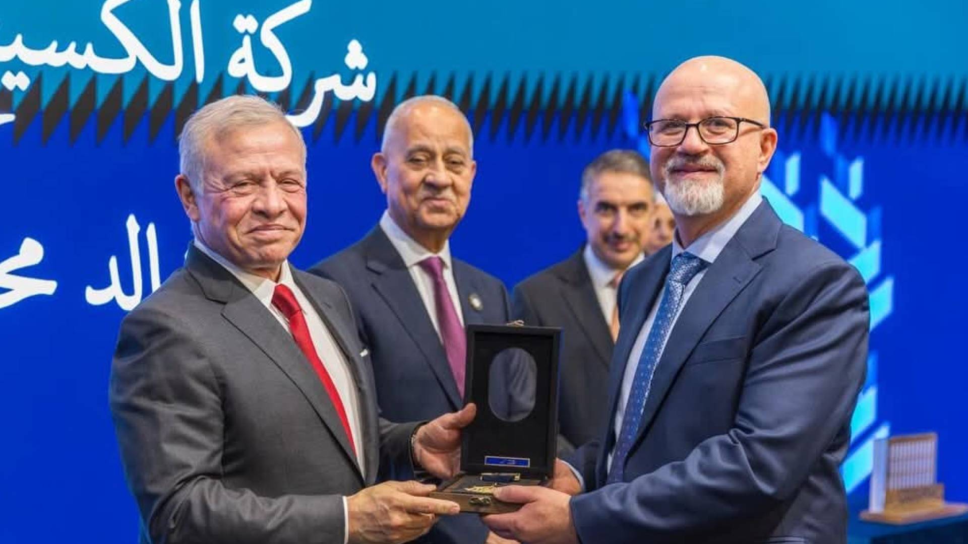 جلالة الملك عبد الله الثاني يكرم شركة الكسيح