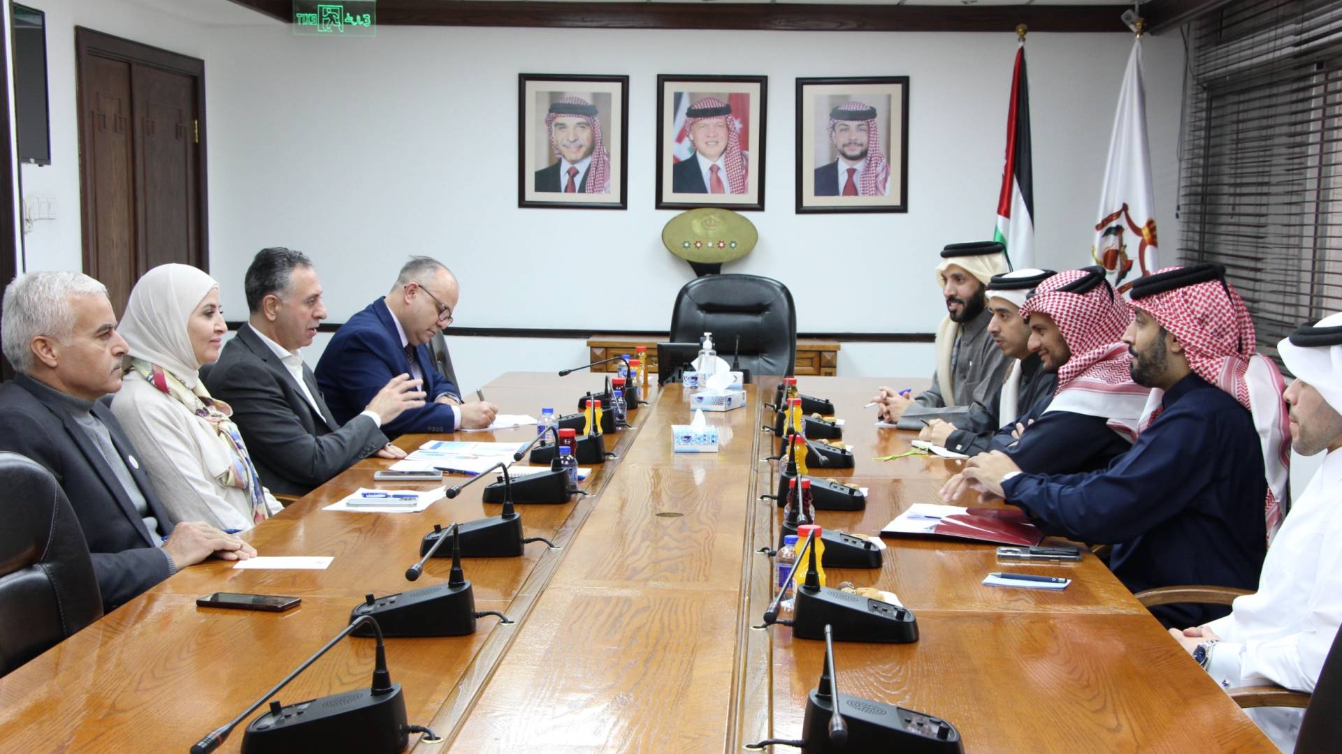 وزير الصناعة والتجارة والتموين المهندس يعرب القضاة  خلال لقائه وفدا قطريا