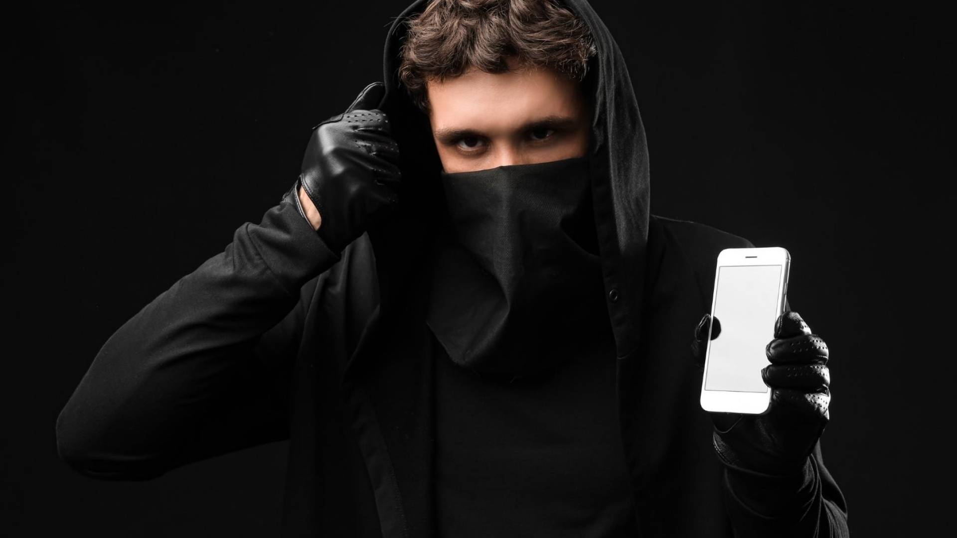 صورة تعبيرية عن اختراق الهواتف