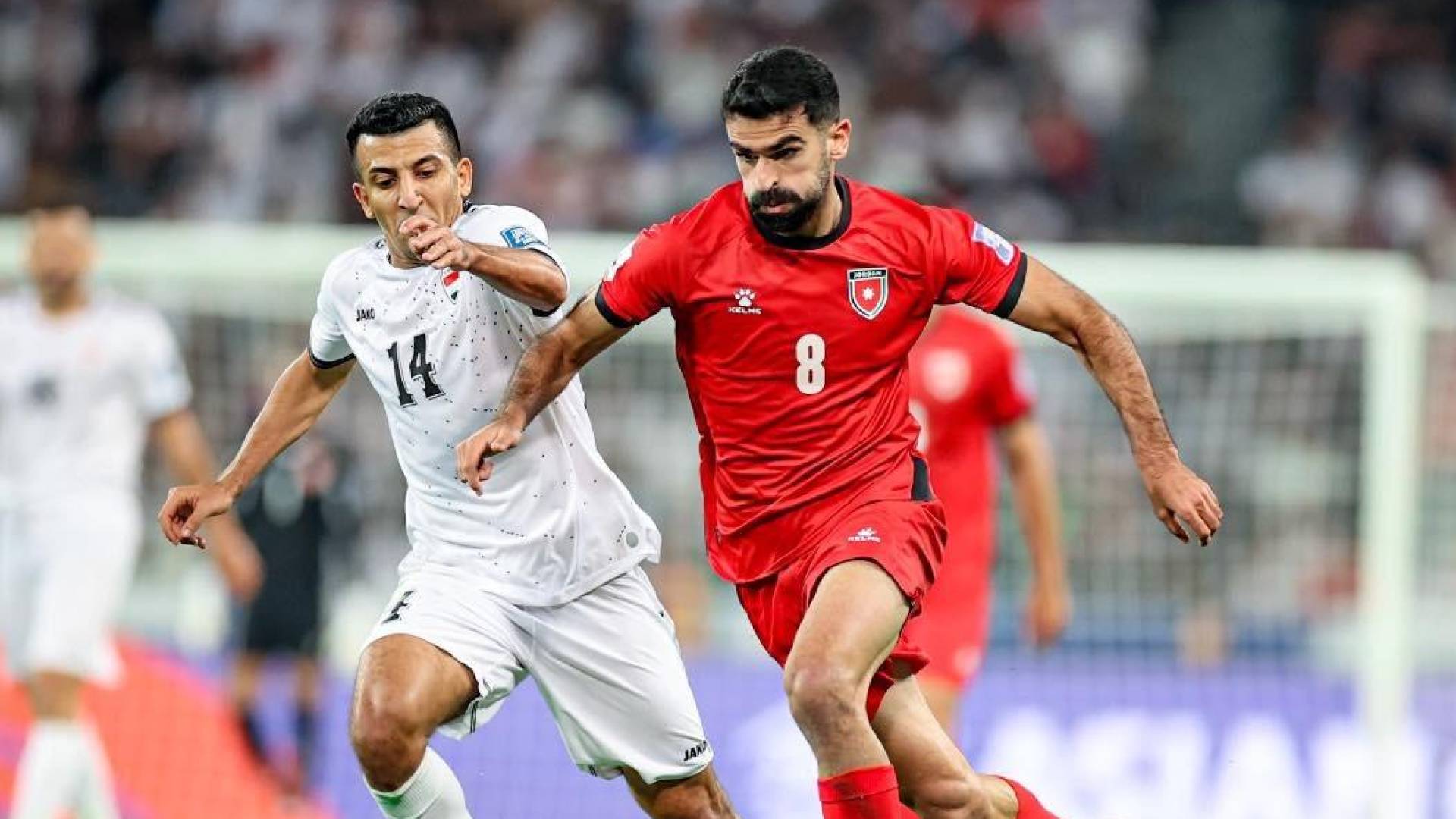 لاعب النشامى نزار الرشدان ولاعب من المنتخب العراقي