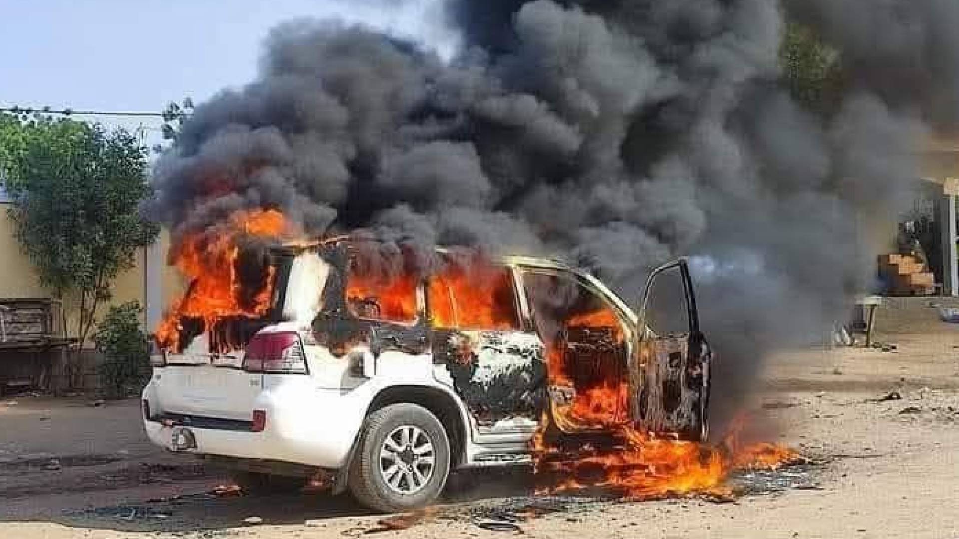 سيارة دفع رباعي بيضاء مشتعلة بالنيران