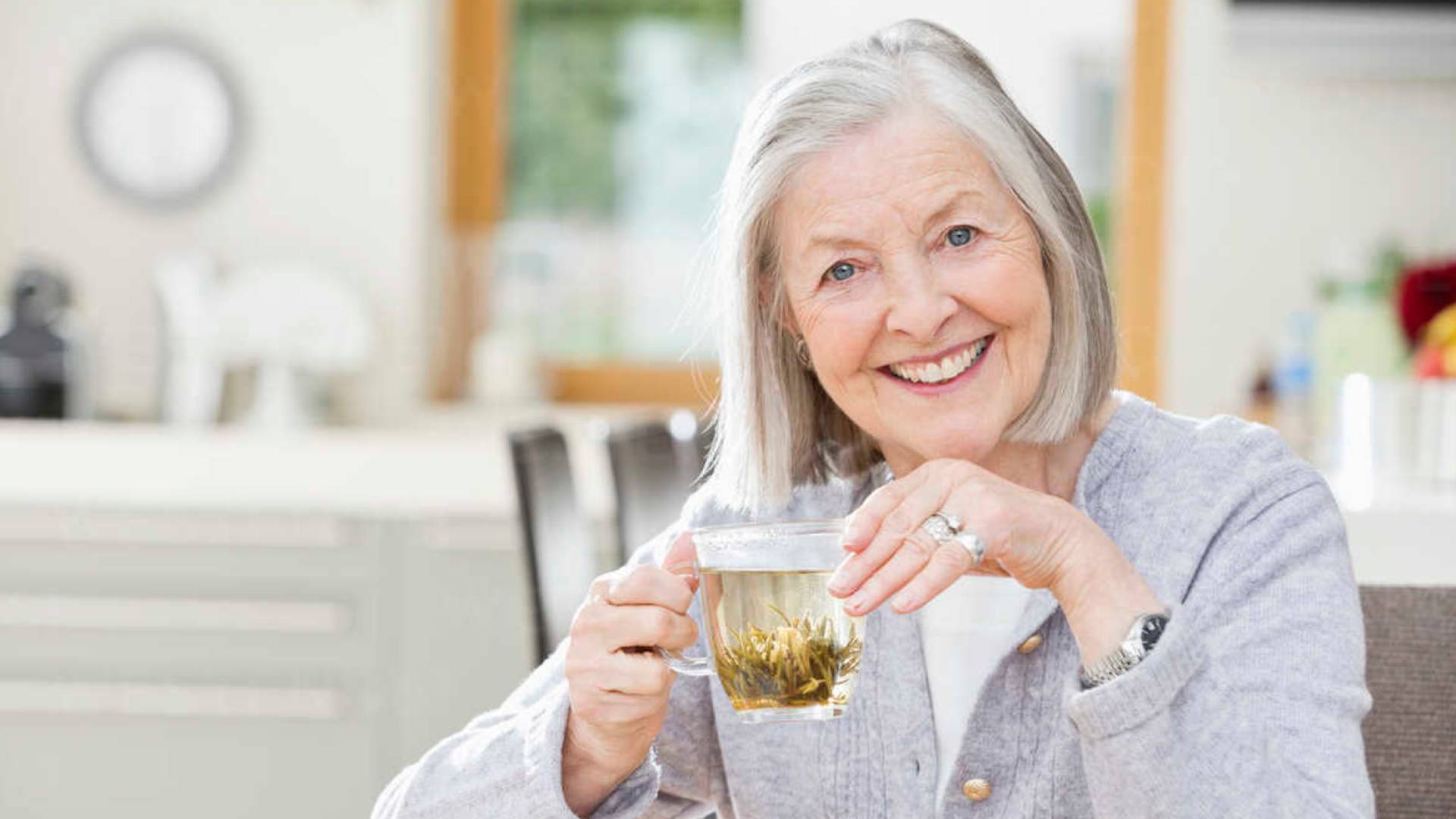 مسنة تتناول الشاي