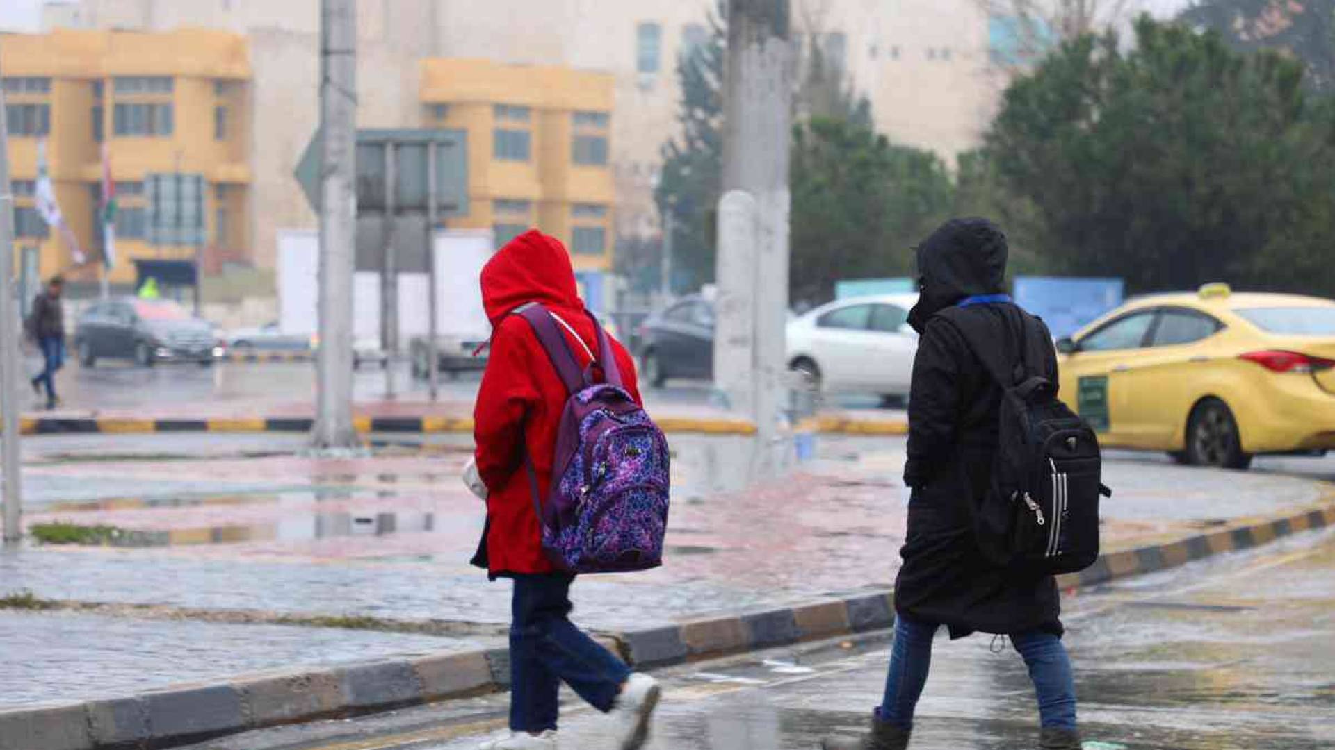 طلاب مدارس في الشتاء