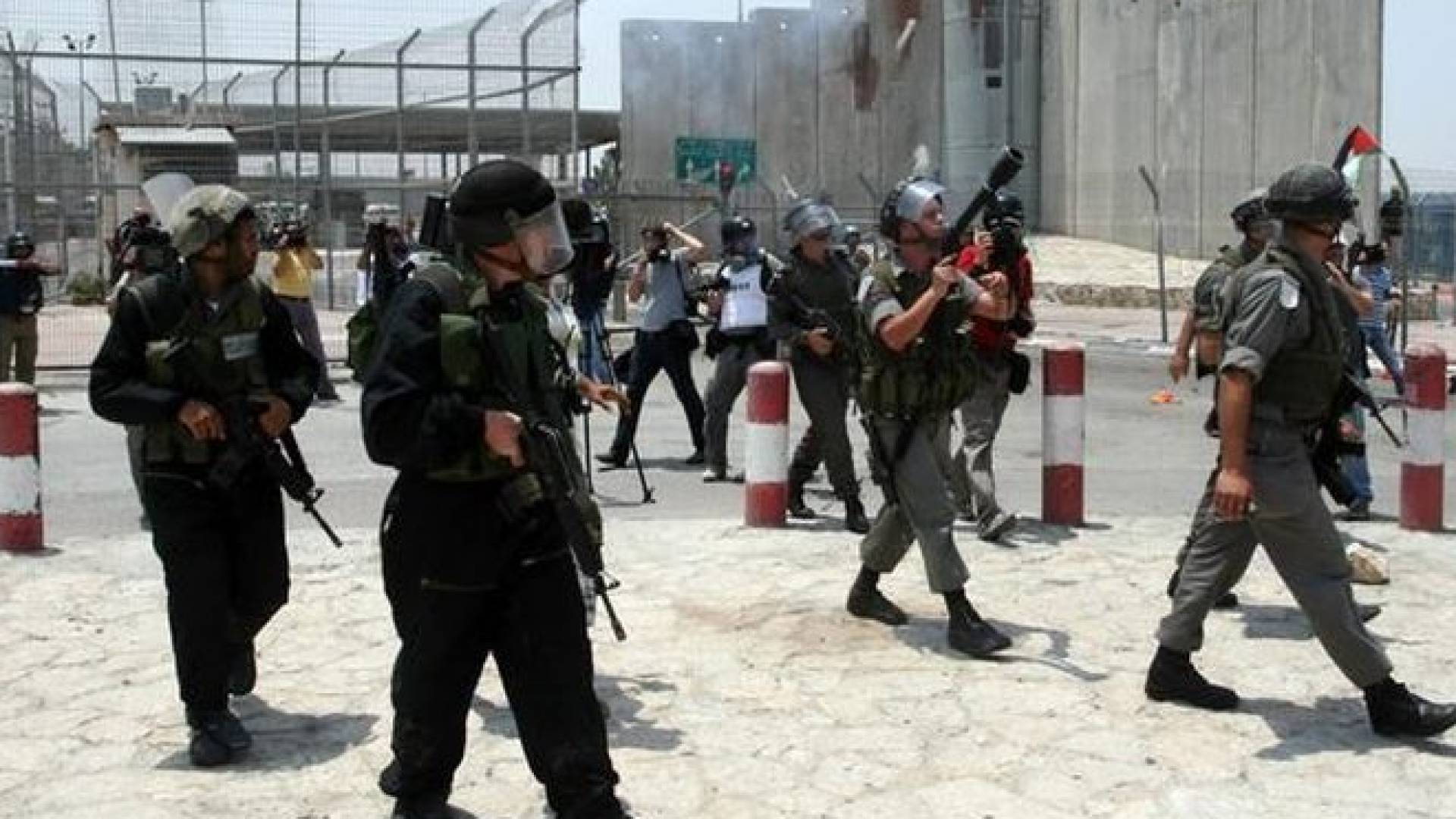 قوات الاحتلال  قرب حاجز قلنديا شمال القدس المحتلة