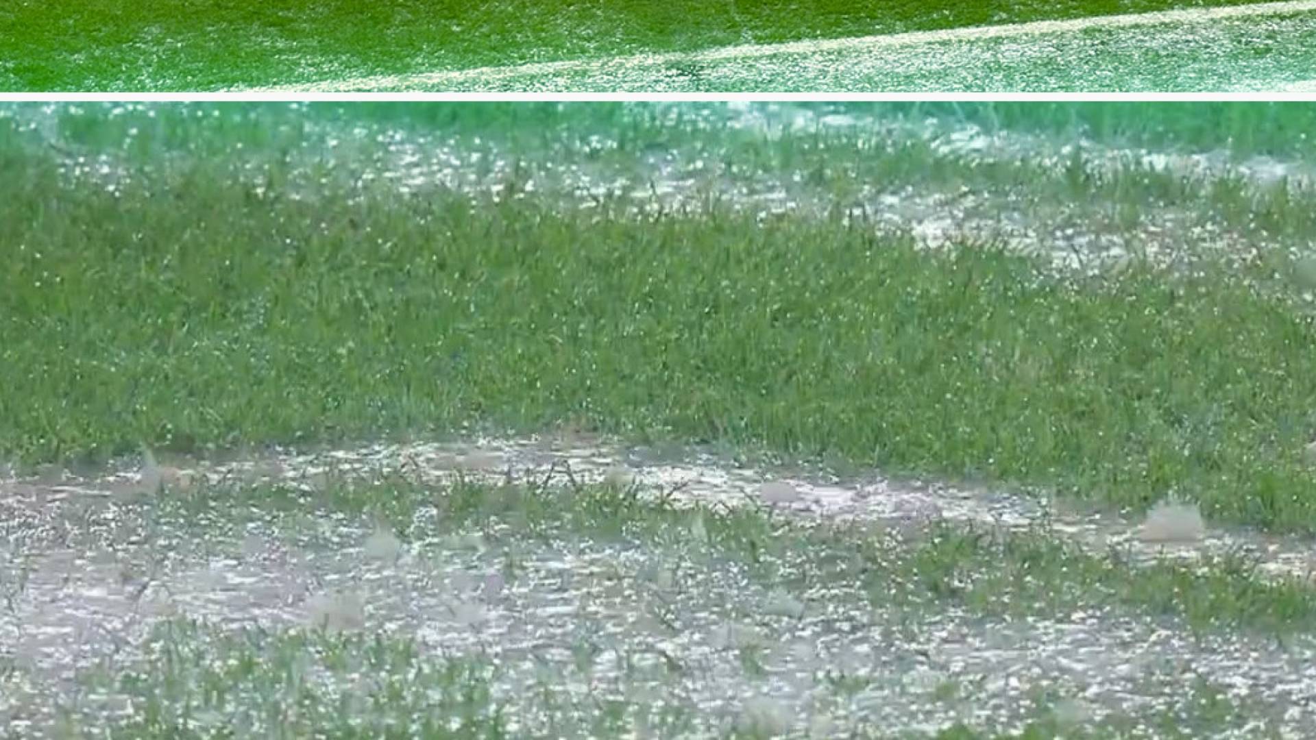 الأمطار داخل الملعب