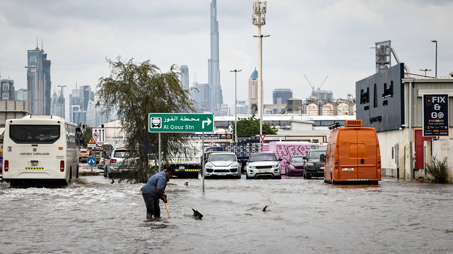 اجتياح المياه طرقات الشارقة ودبي