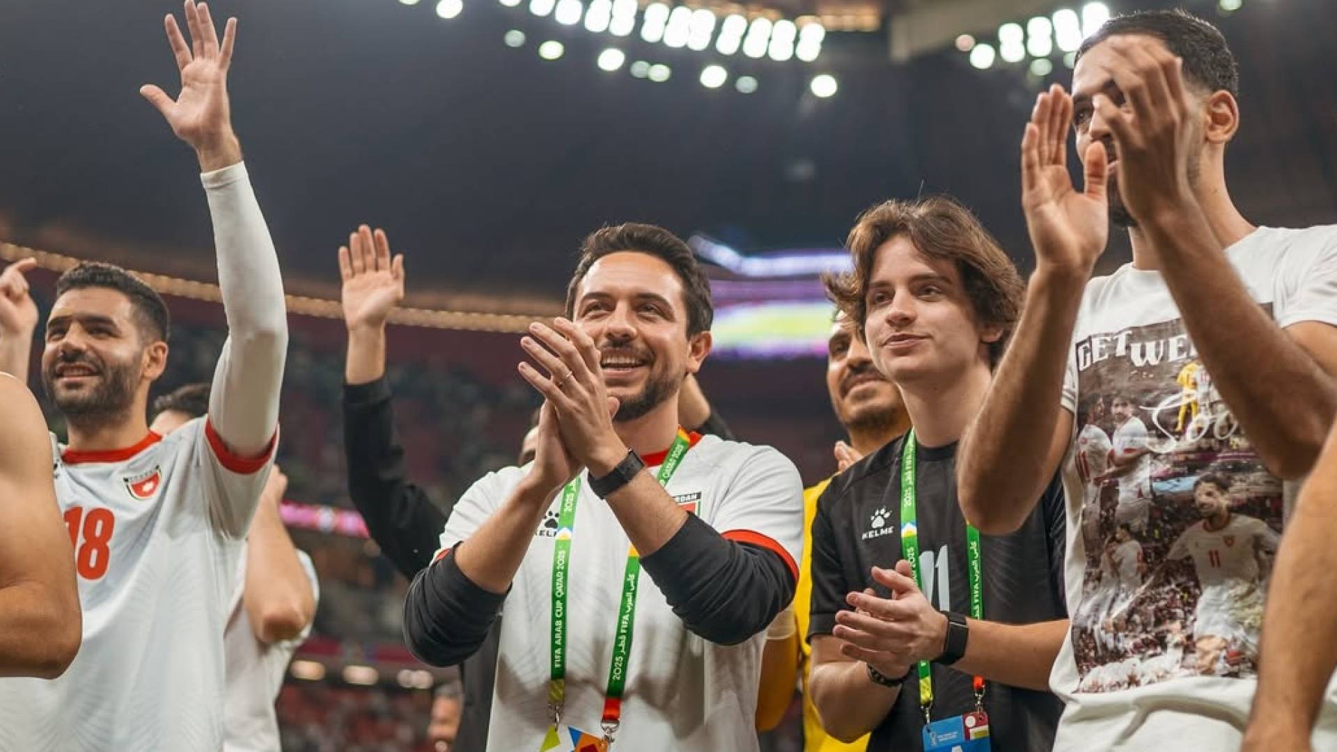 ولي العهد يحتفل مع لاعبي المنتخب الوطني