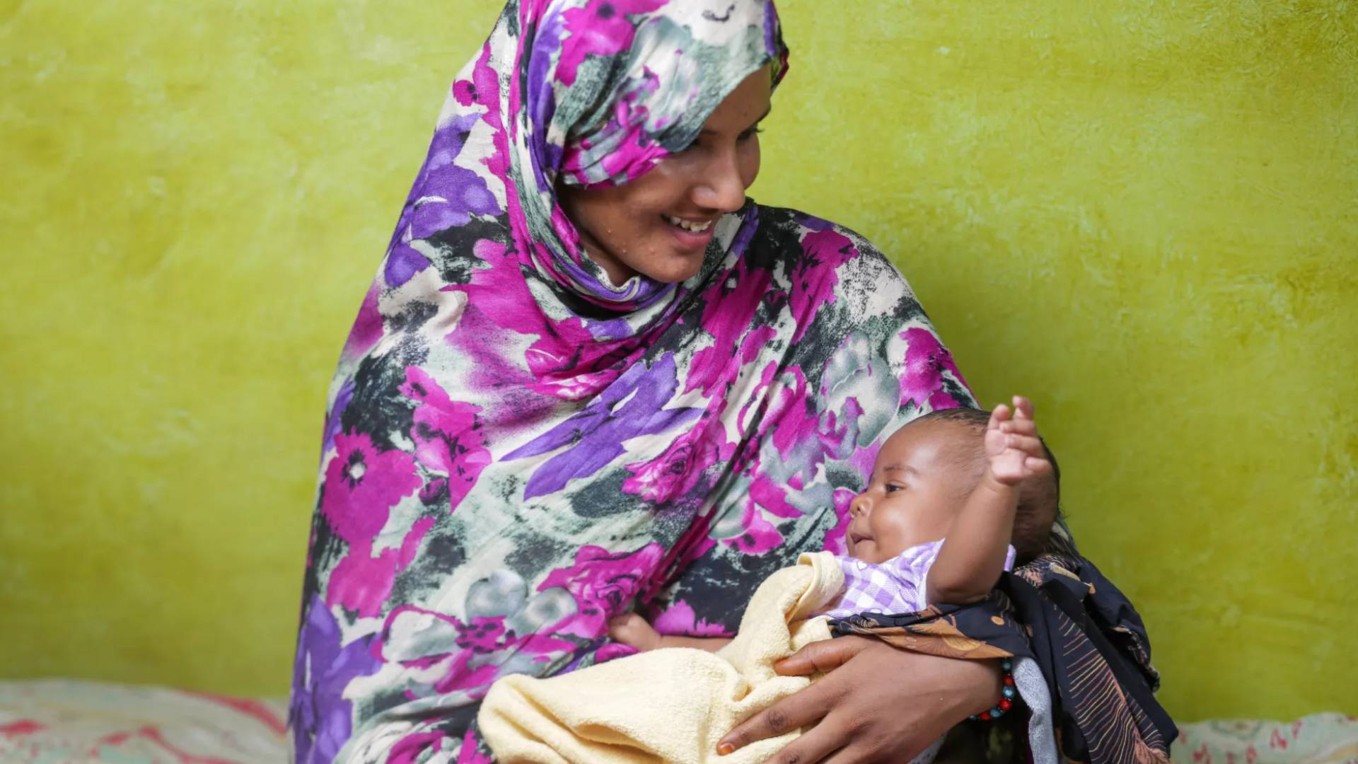 أم وطفلها من السودان