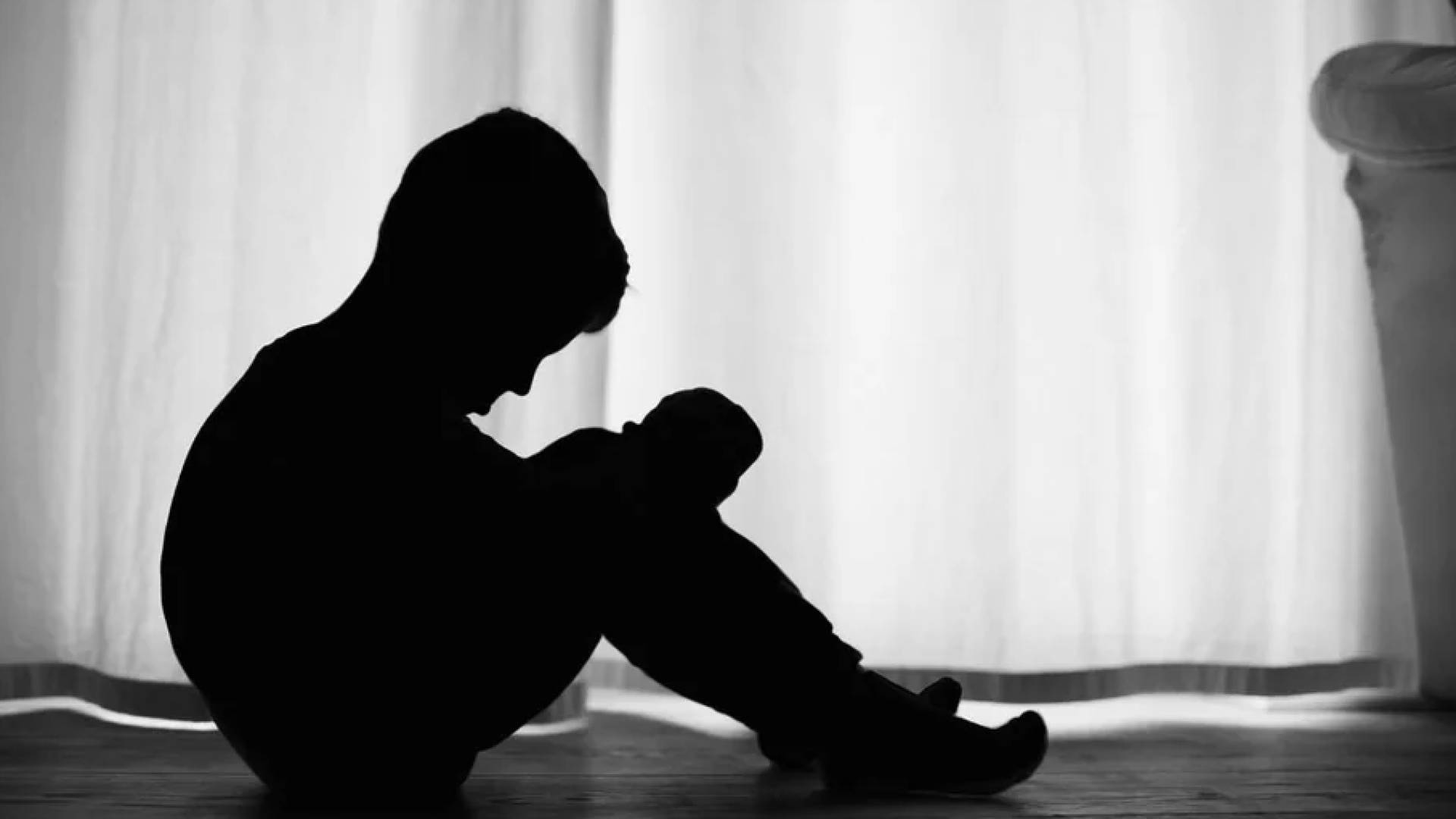 طفل في عزلة قسرية _تعبيرية