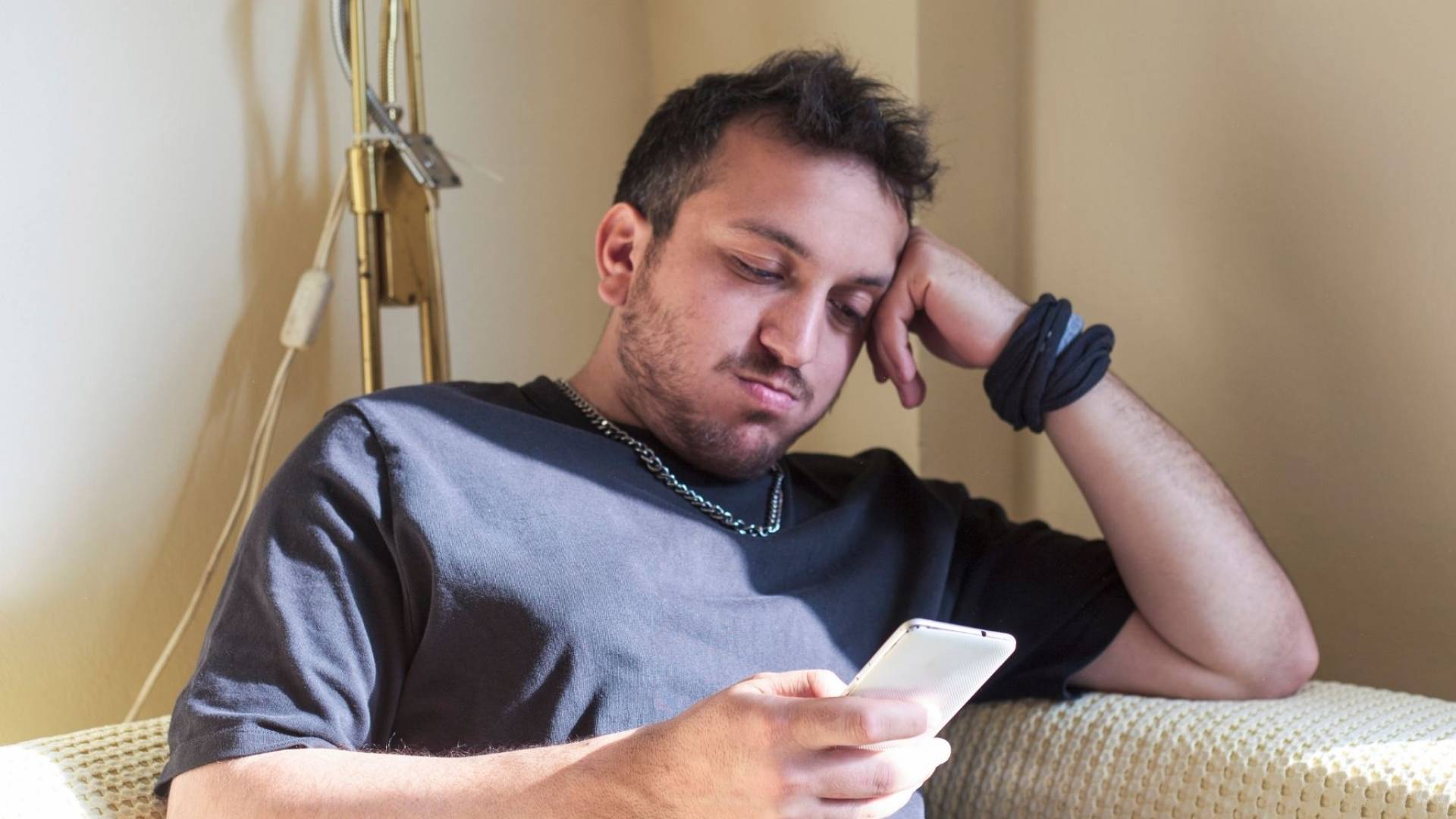 شخص يستعمل الهاتف