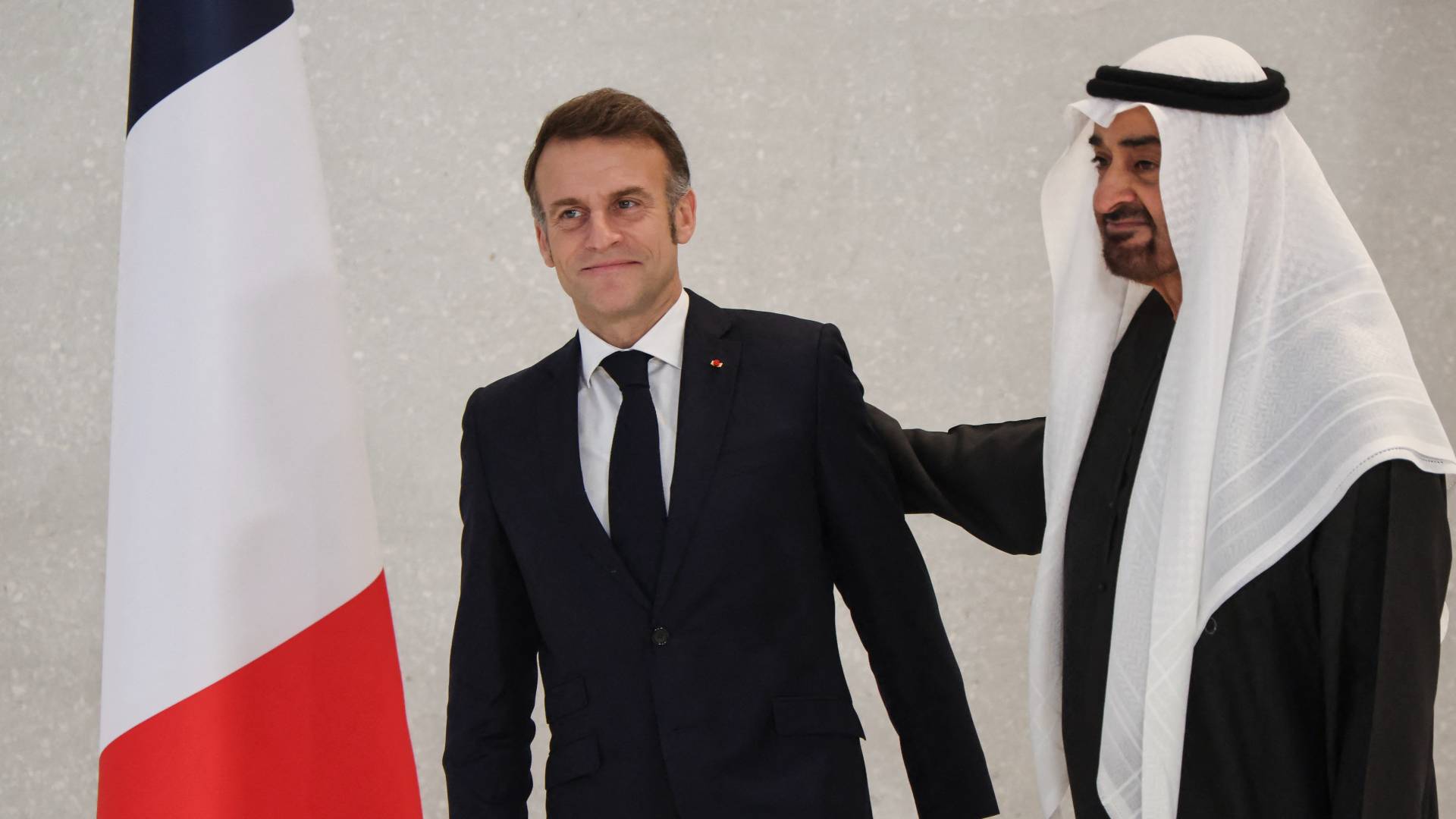 الرئيس الأماراتي الشيخ محمد بن زايد ال نهيان والرئيس الفرنسي ايمانويل ماكرون