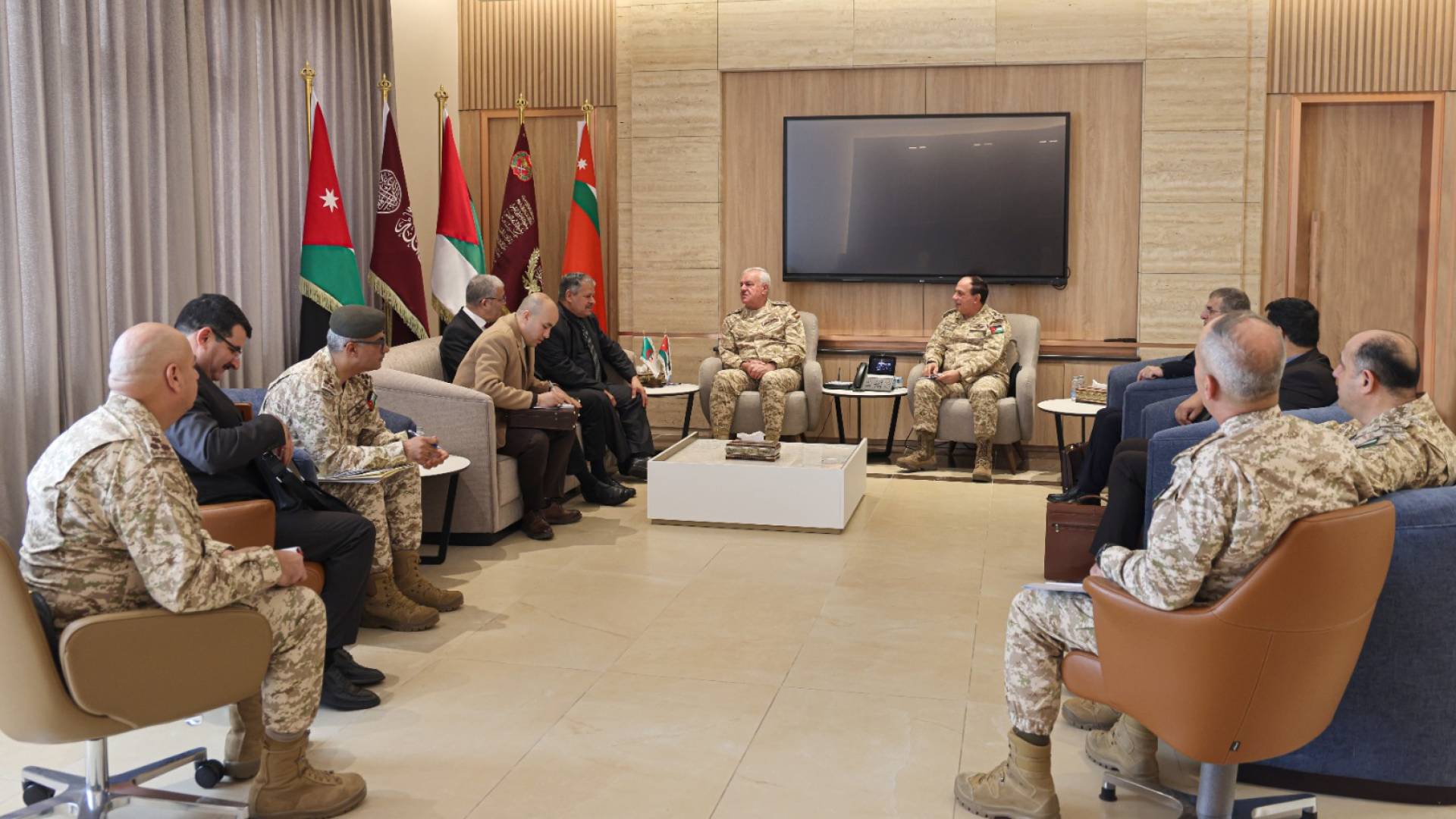 اللواء الركن الحنيطي والوفد العسكري الجزائري