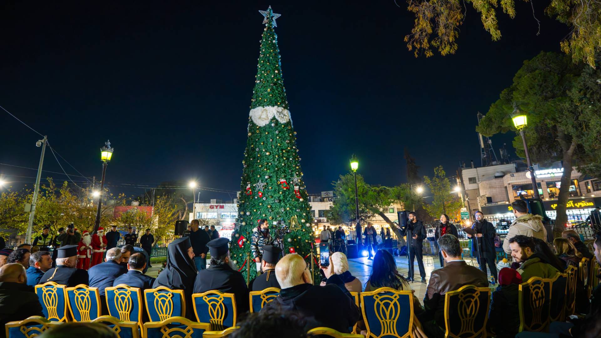 رئيس لجنة السياحة والآثار النيابية يضيء شجرة عيد الميلاد في دوار باريس بالعاصمة عمان
