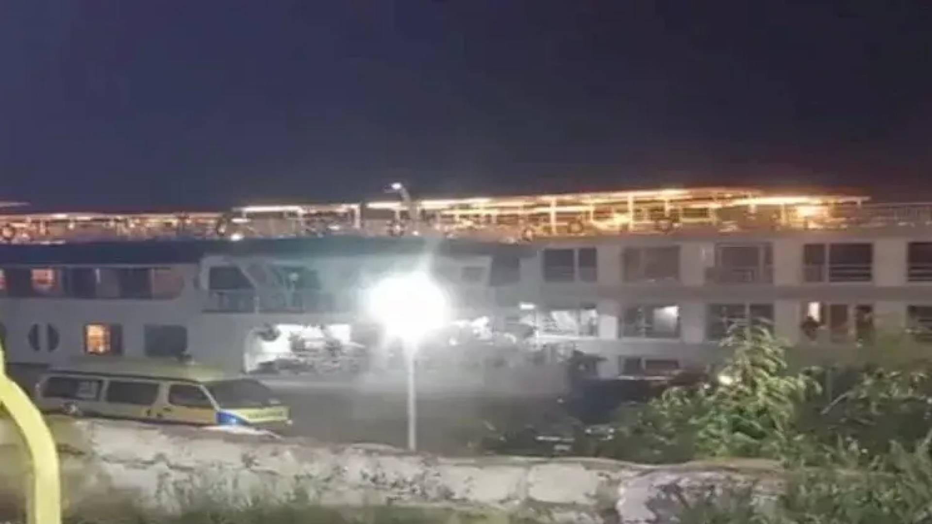 موقع حادث تصادم بين باخرتين سياحيتين في منطقة هويس إسنا، جنوب الأقصر، بمصر