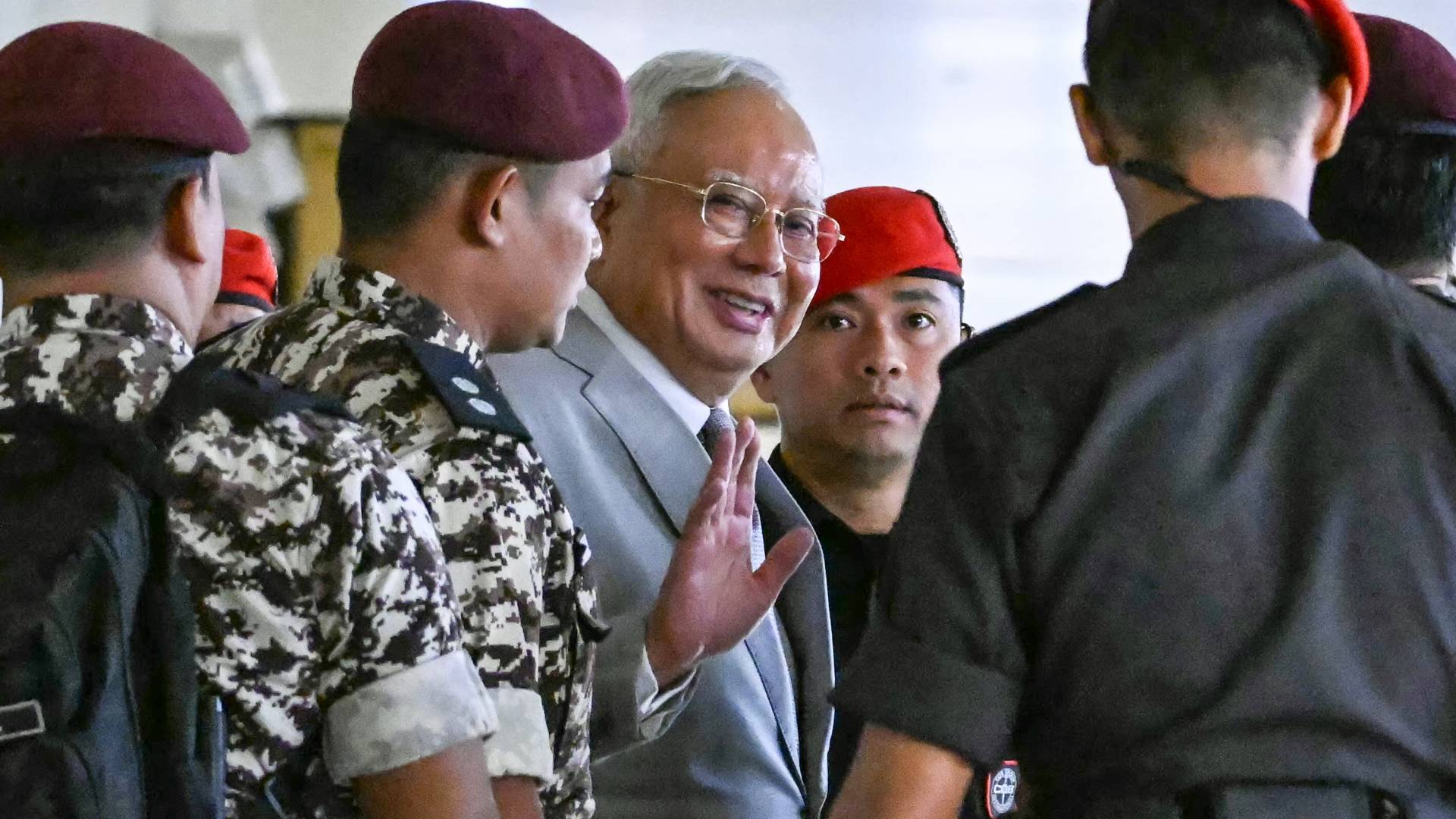 رئيس الوزراء الماليزي السابق نجيب عبد الرزاق  يصل إلى جلسة استماع في المحكمة العليا بكوالالمبور