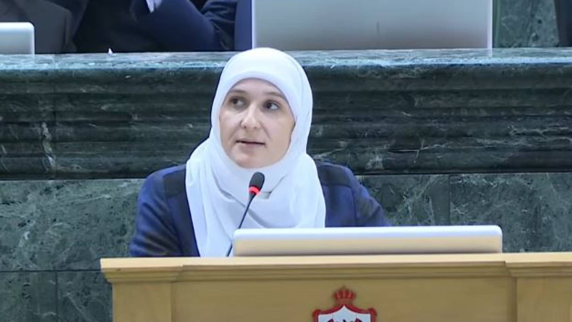 النائب لبنى النمور